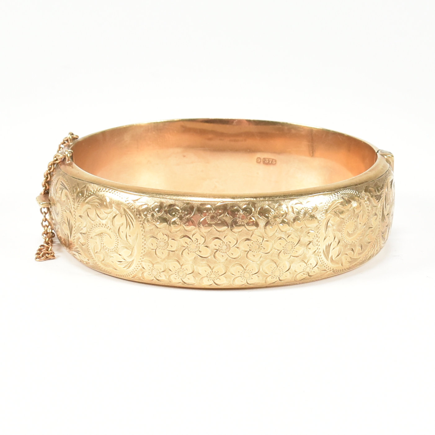 HALLMARKED 9CT GOLD ENGRAVED HINGED BANGLE - Image 2 of 6