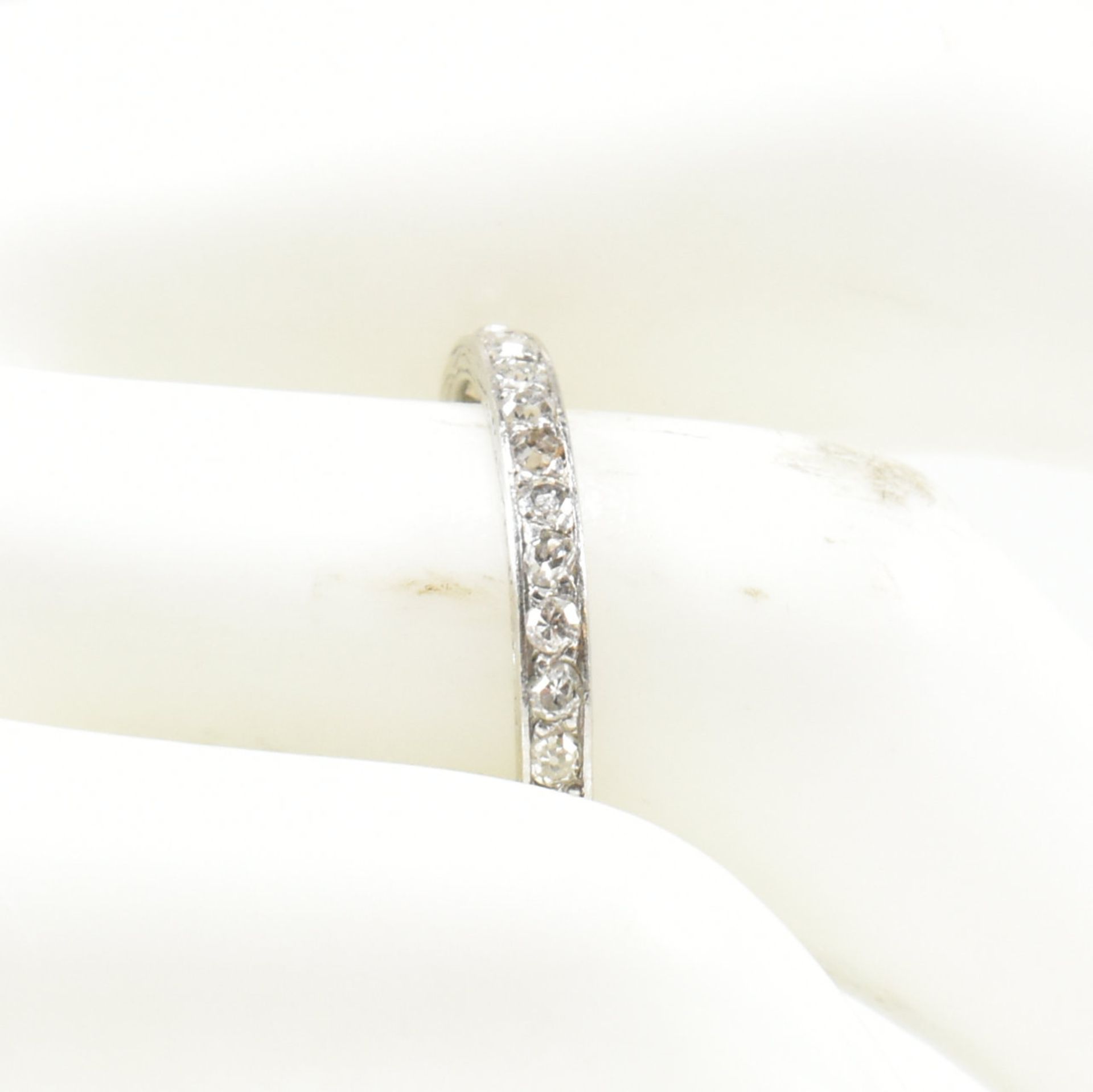 18CT WHITE GOLD & DIAMOND HALF ETERNITY RING - Bild 9 aus 10