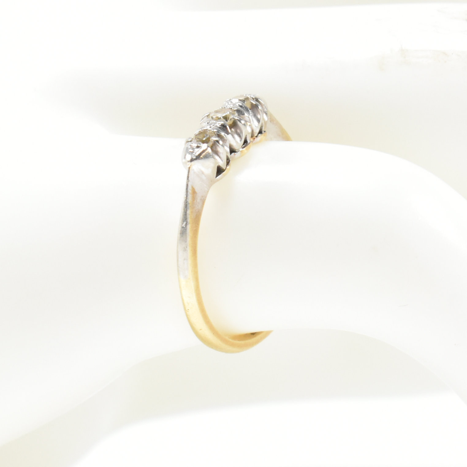 9CT GOLD & PLATINUM DIAMOND THREE STONE RING - Image 10 of 10