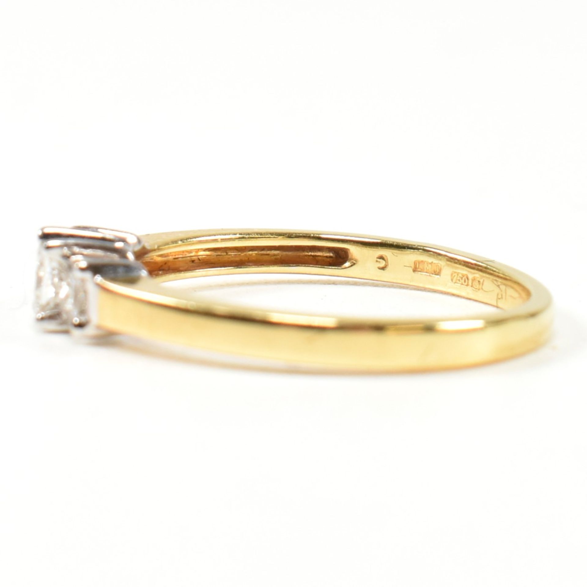 HALLMARKED 18CT GOLD & DIAMOND THREE STONE RING - Image 3 of 11