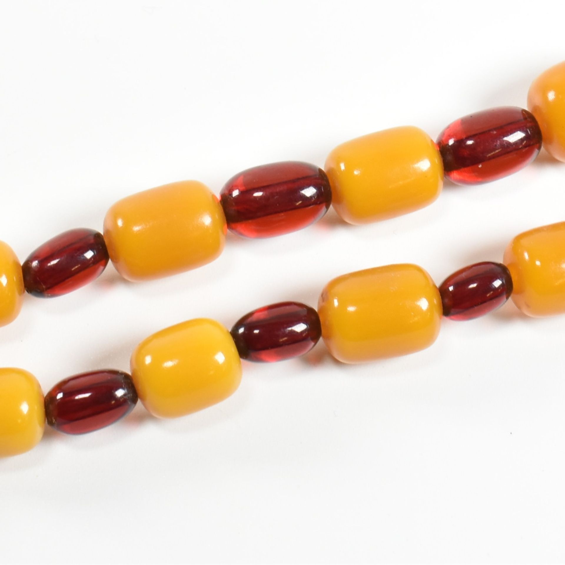 20TH CENTURY YELLOW & CHERRY BAKELITE BEAD NECKLACE - Bild 3 aus 6