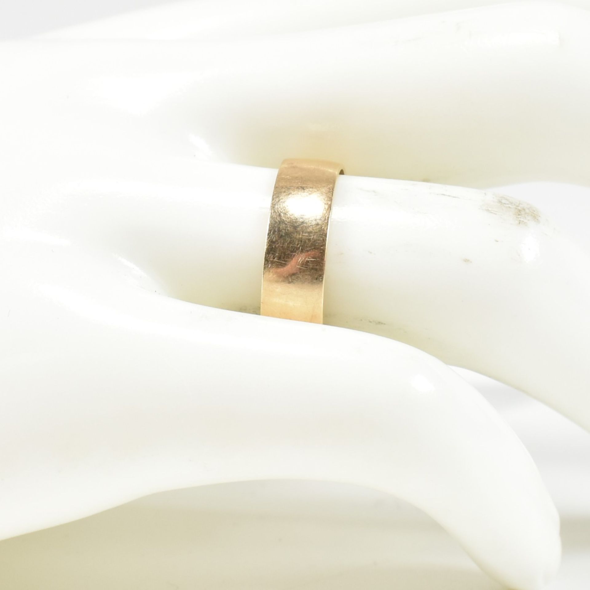 HALLMARKED 9CT GOLD BAND RING - Image 5 of 5