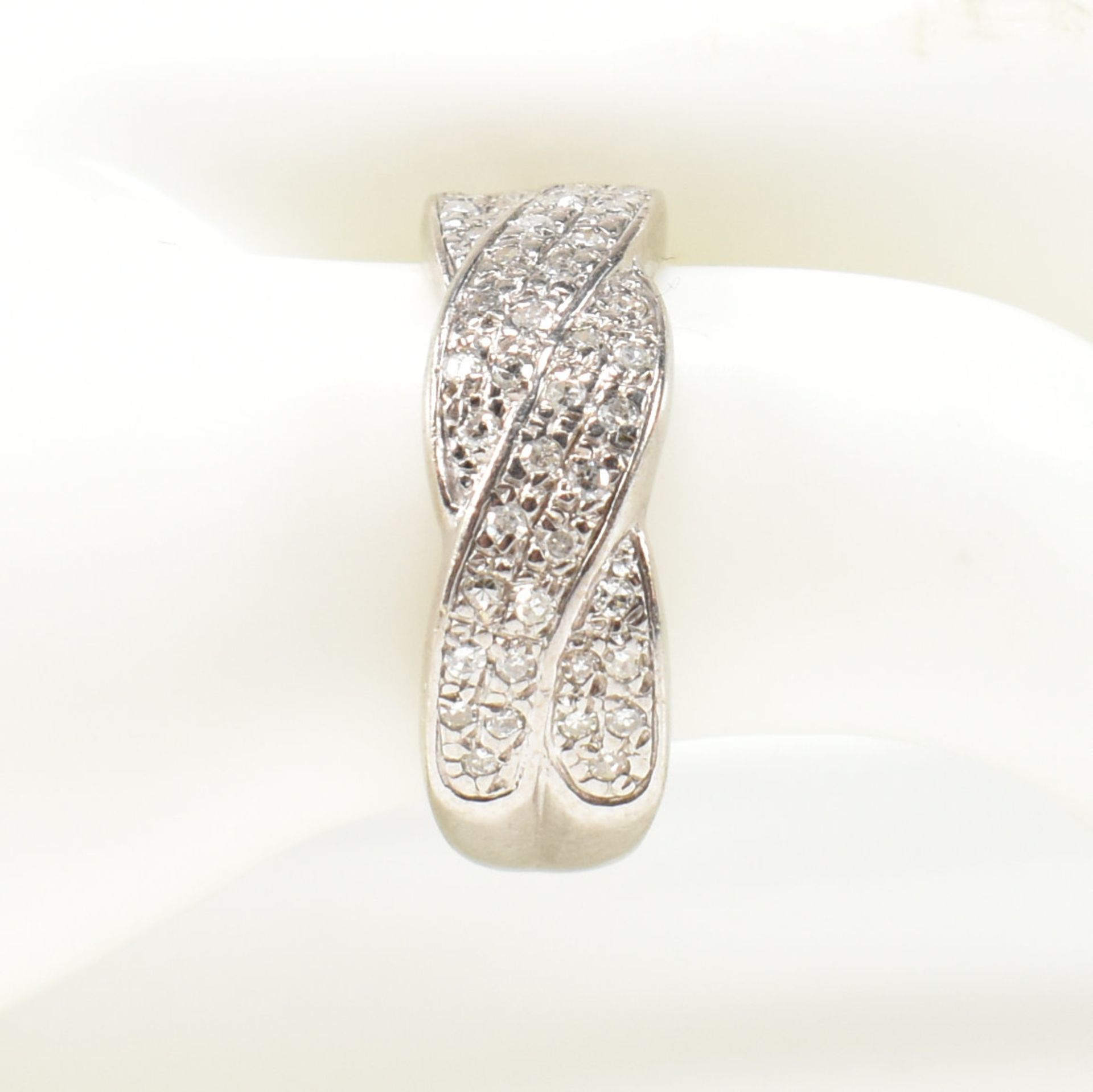 HALLMARKED 18CT WHITE GOLD & DIAMOND TWIST RING - Image 7 of 7