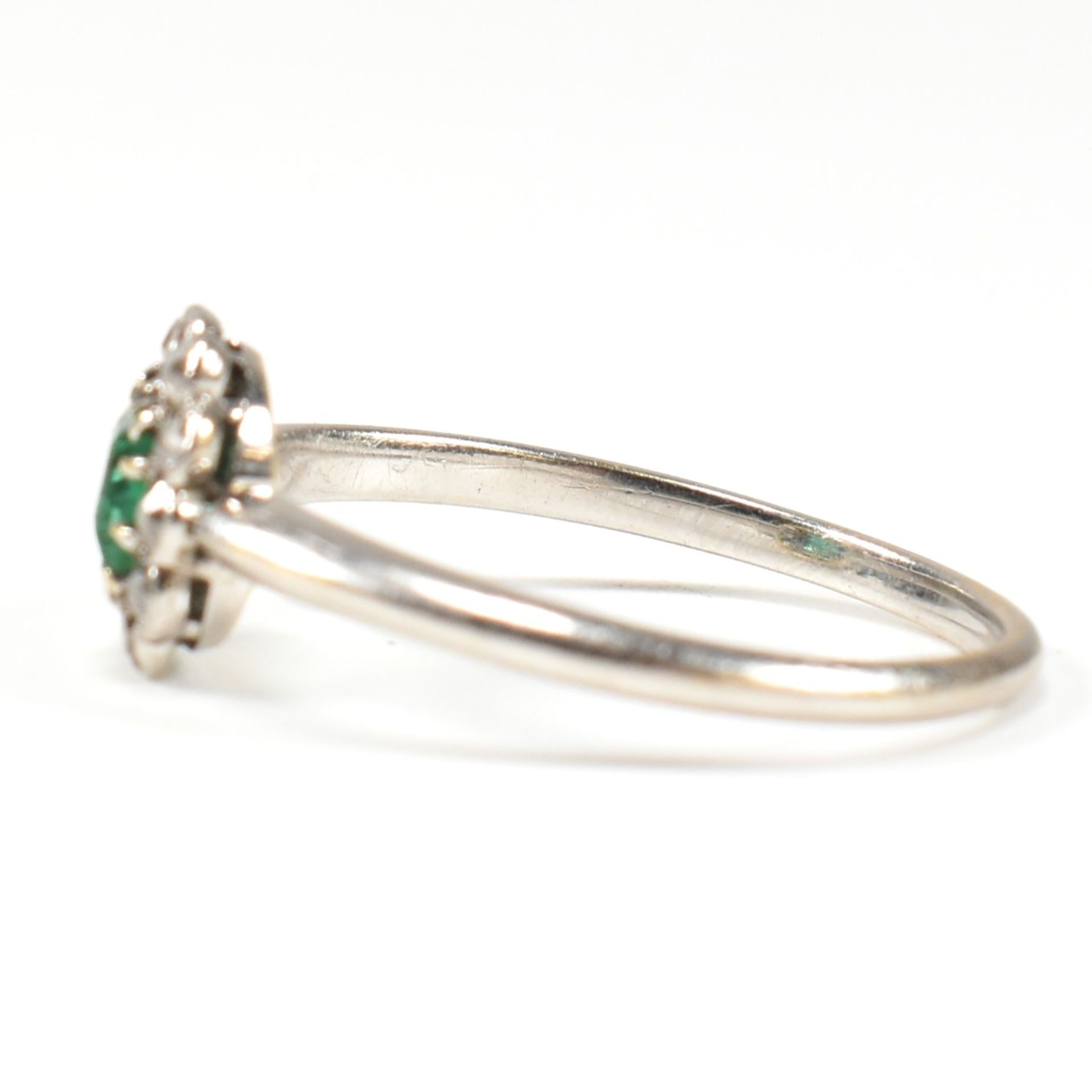 1920S 18CT WHITE GOLD EMERALD & DIAMOND CLUSTER RING - Image 6 of 9