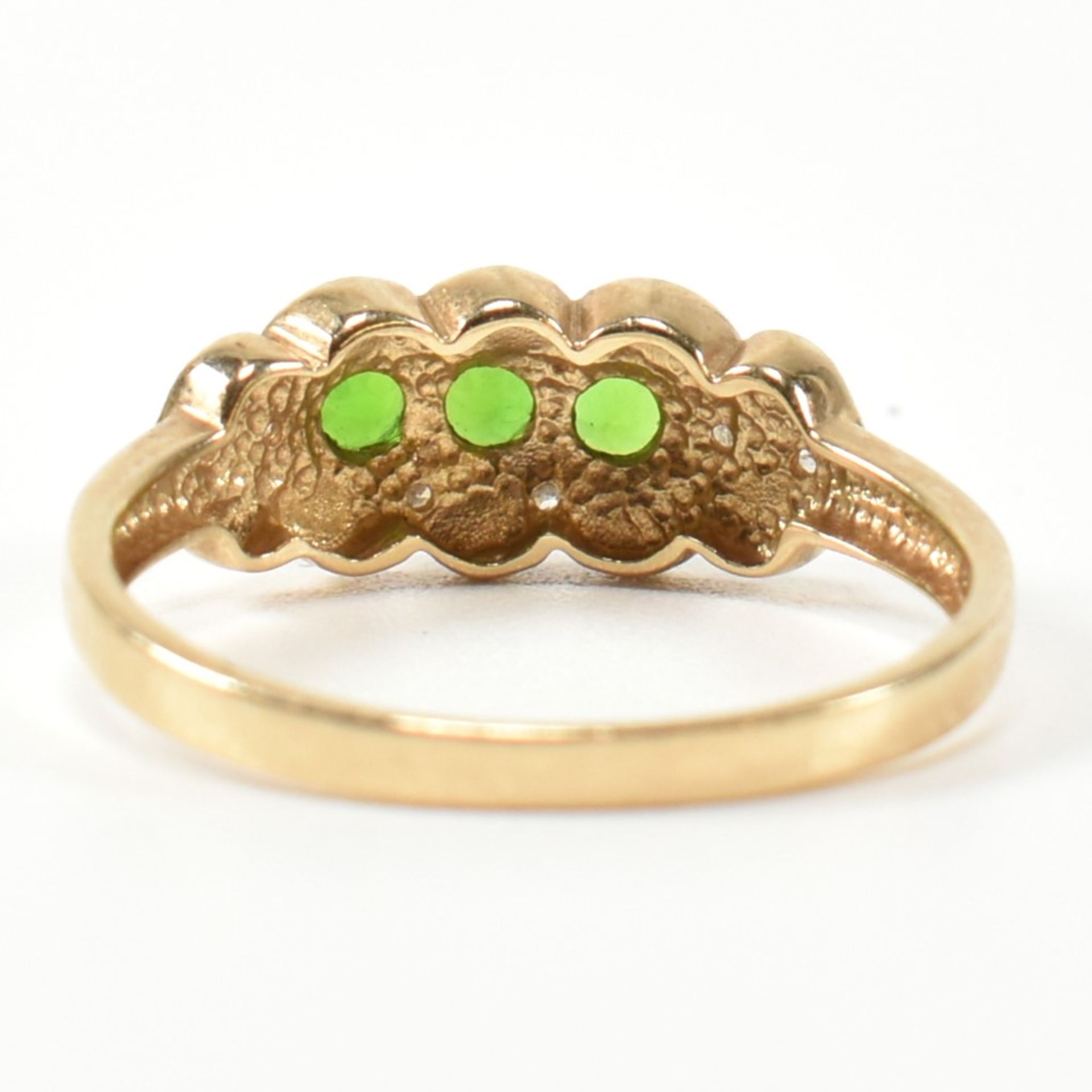 HALLMARKED 9CT GOLD DIOPSIDE & DIAMOND THREE STONE RING - Image 2 of 10