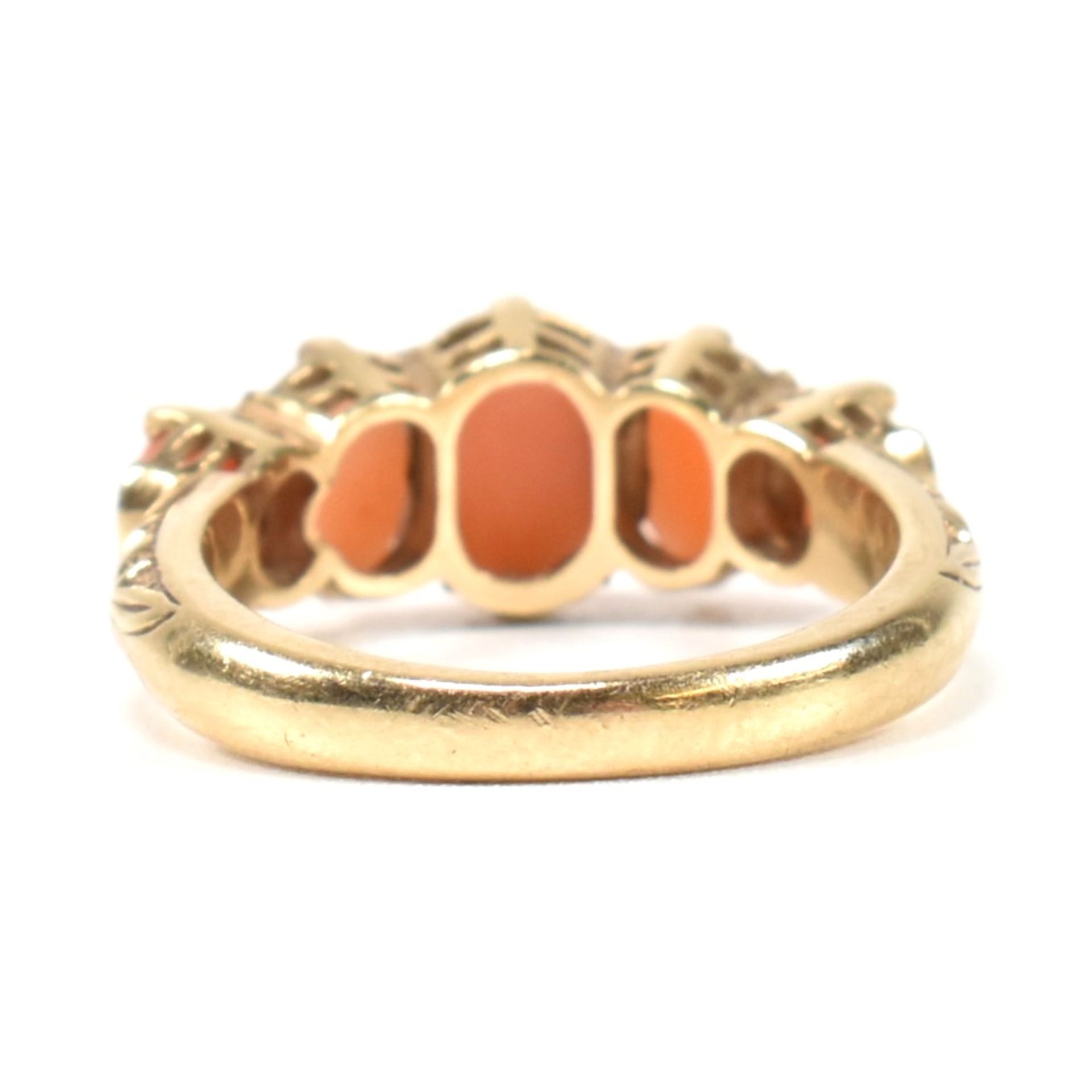 HALLMARKED 9CT GOLD & CORAL FIVE STONE RING - Image 4 of 8