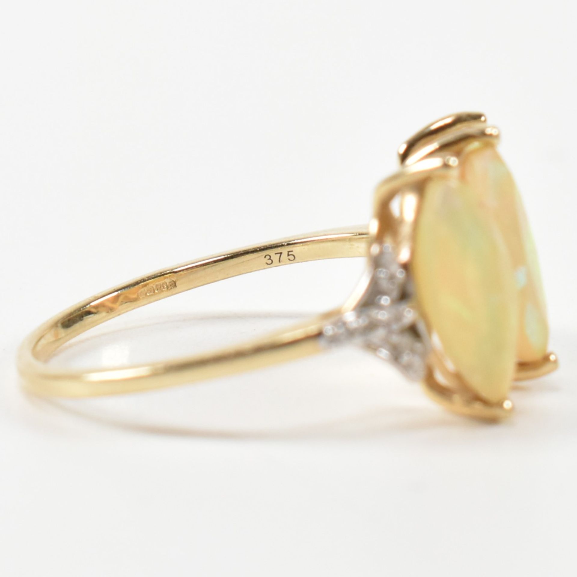 HALLMARKED 9CT GOLD & OPAL THREE STONE RING - Image 8 of 9