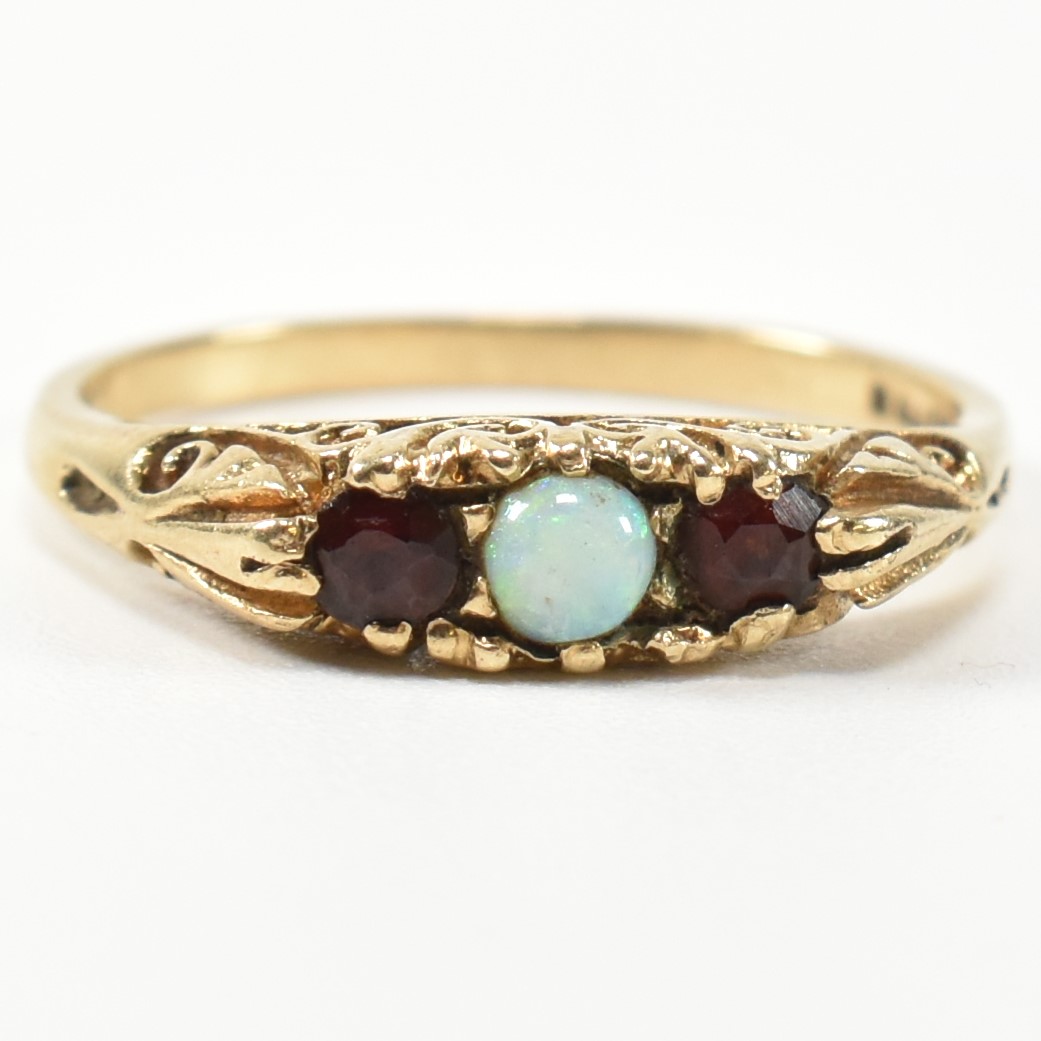 1940S HALLMARKED 9CT GOLD OPAL & GARNET THREE STONE GYPSY RING