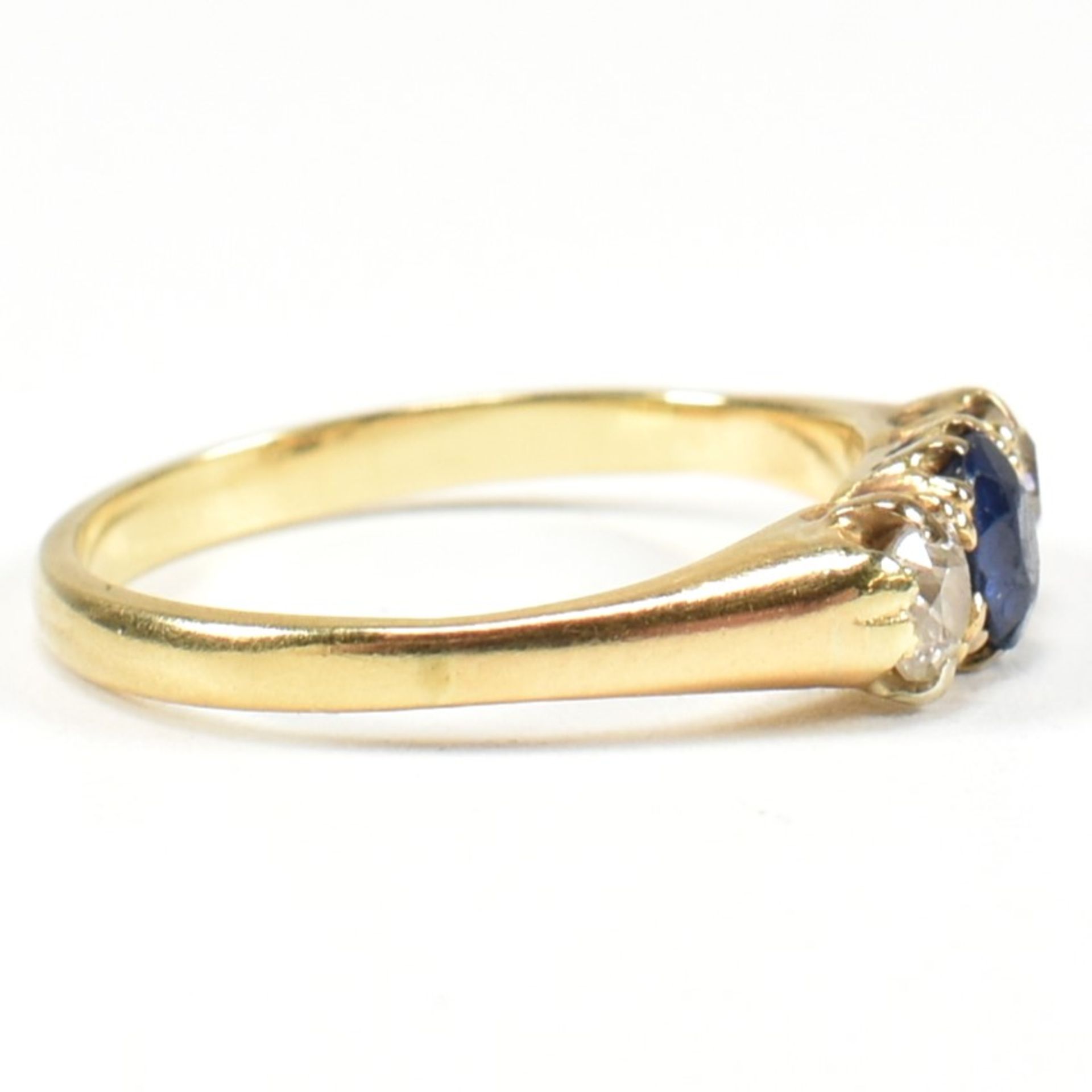 18CT SAPPHIRE & DIAMOND THREE STONE RING - Image 3 of 10