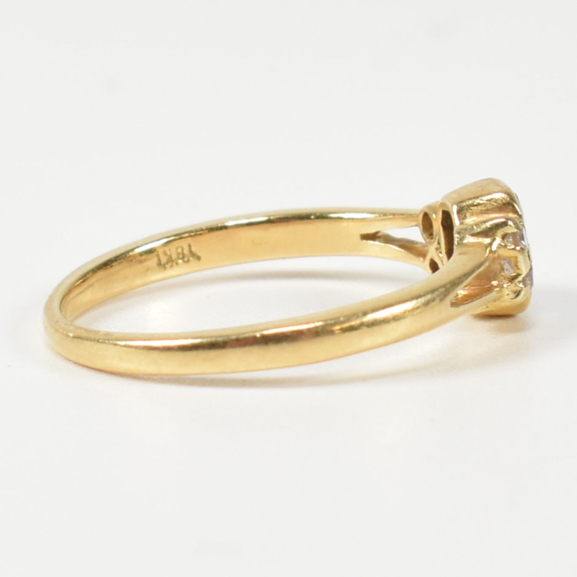 18CT GOLD SAPPHIRE & DIAMOND RING - Image 2 of 7