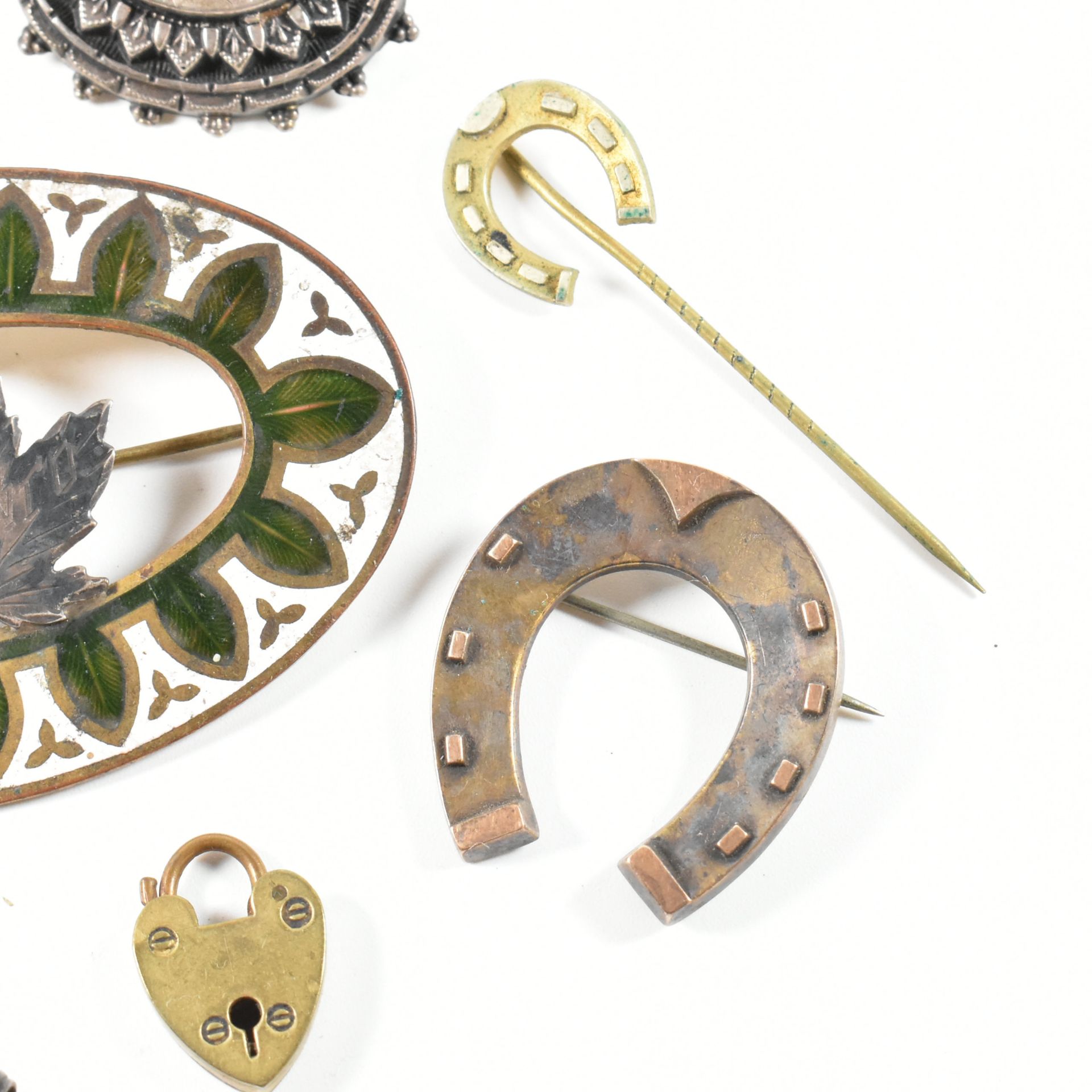 COLLECTION OF VICTORIAN HALLMARKED SILVER & GOLD TONE METAL JEWELLERY - Image 4 of 8