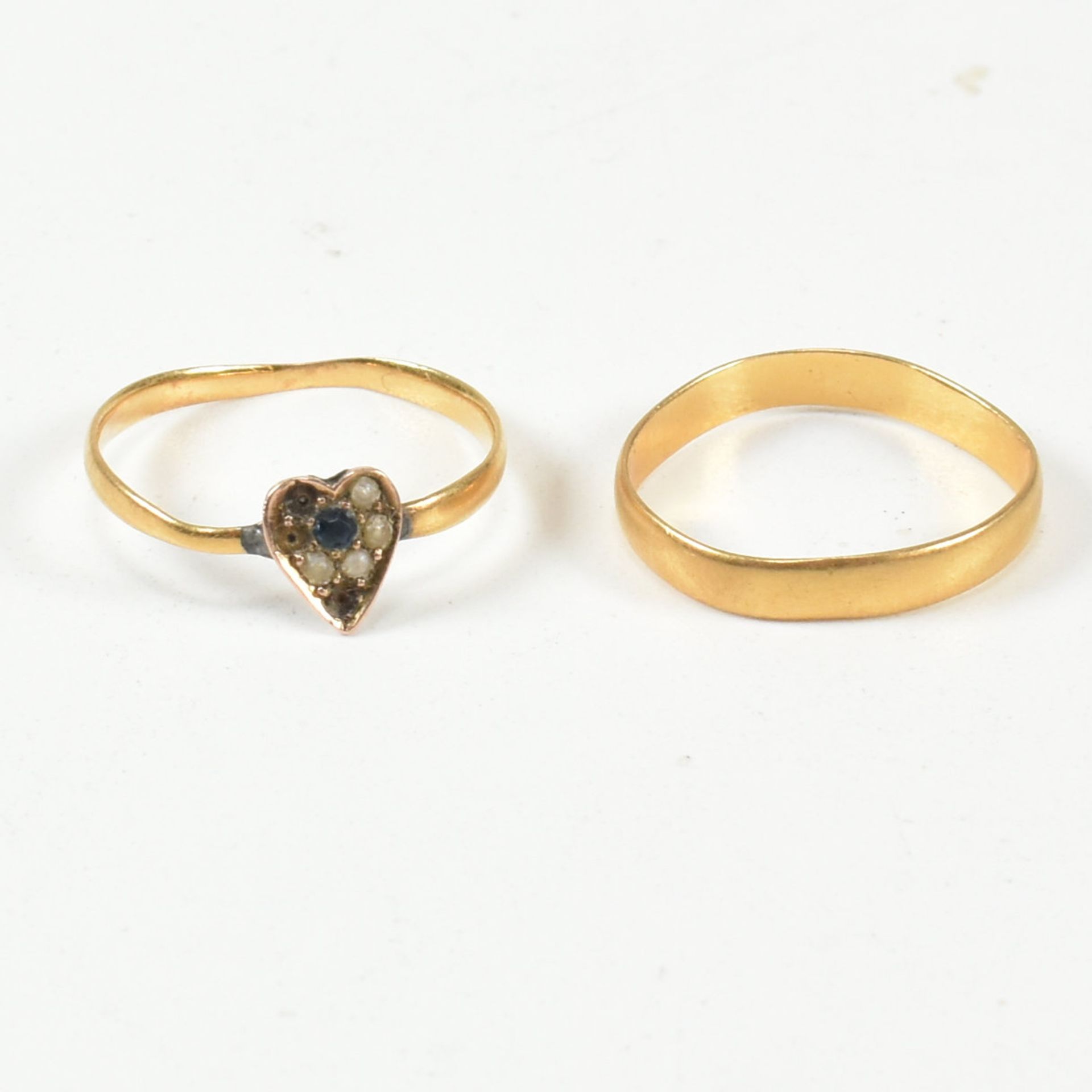 VICTORIAN HALLMARKED 22CT GOLD BAND RING & HALLMARKED 14CT GOLD & SEED PEARL HEART RING