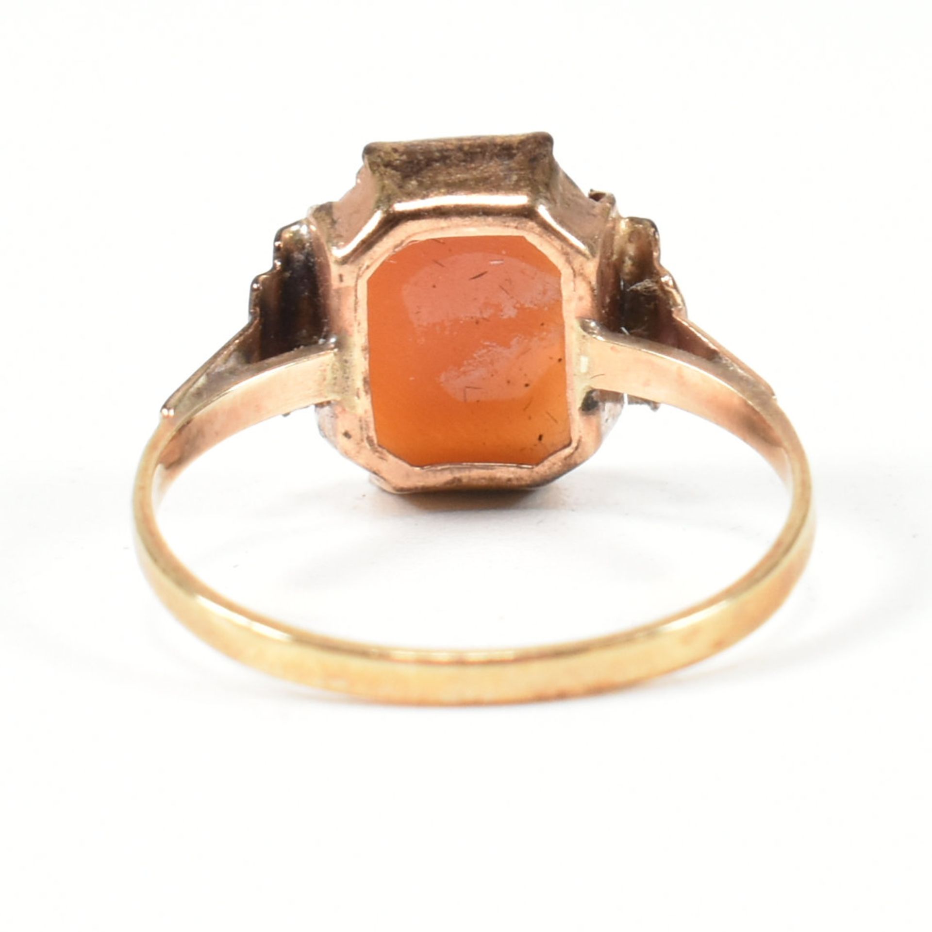 9CT GOLD CAMEO RING - Image 4 of 7