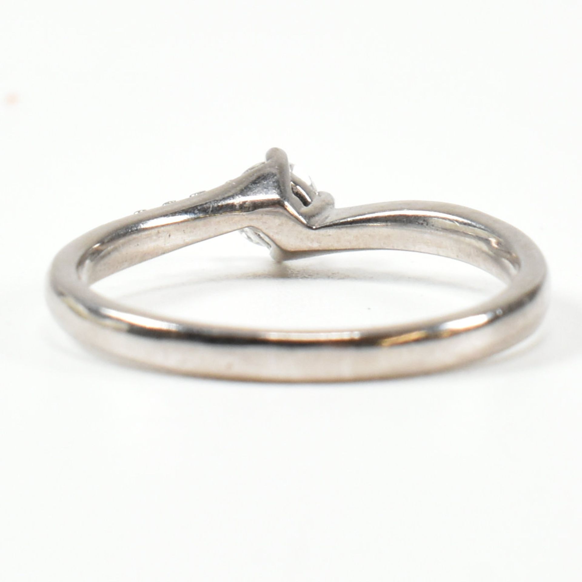 HALLMARKED 18CT WHITE GOLD & DIAMOND CROSSOVER RING - Image 2 of 9