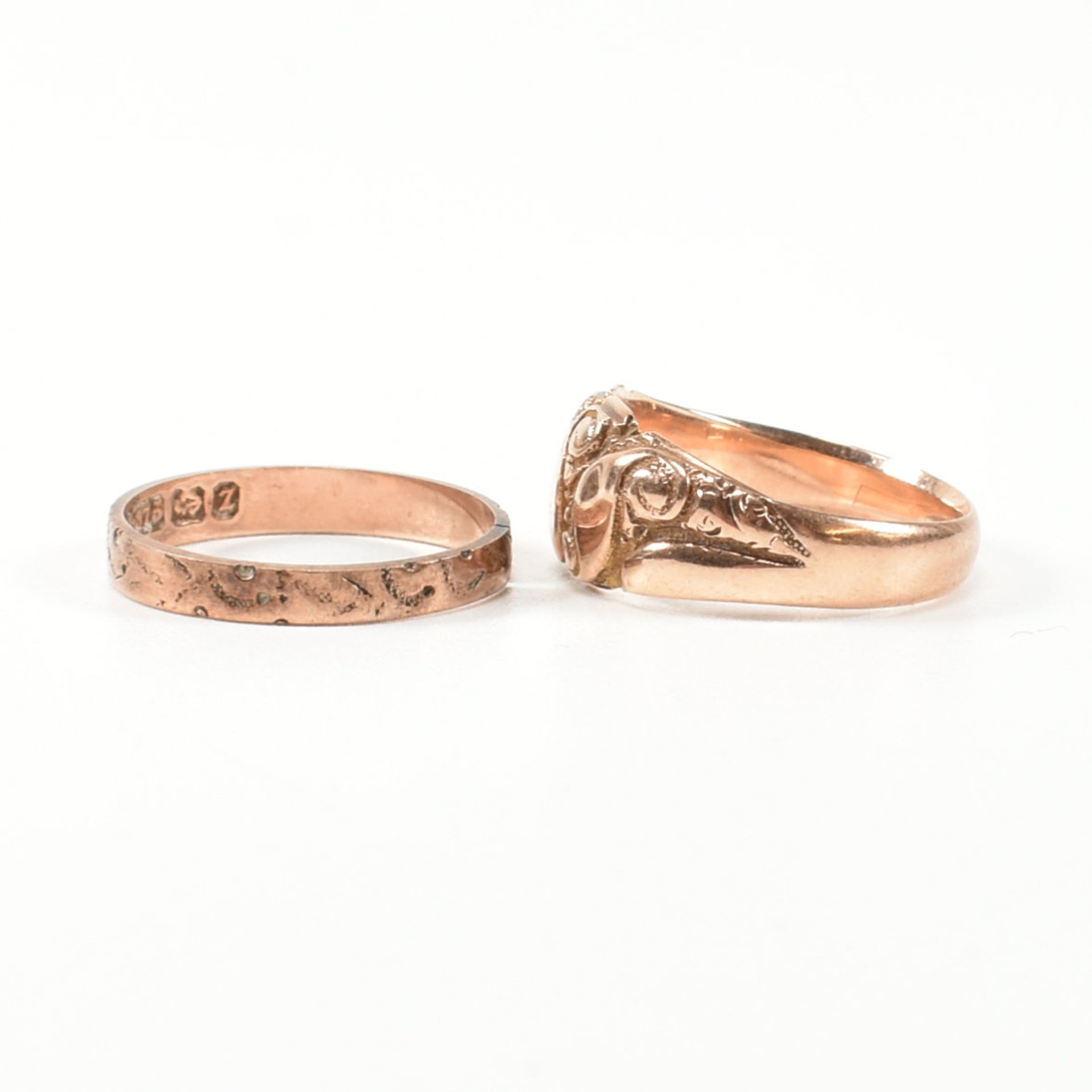 EDWARDIAN HALLMARKED 9CT ROSE GOLD KEEPER RING & VICTORIAN ENGRAVED BAND RING - Image 4 of 6