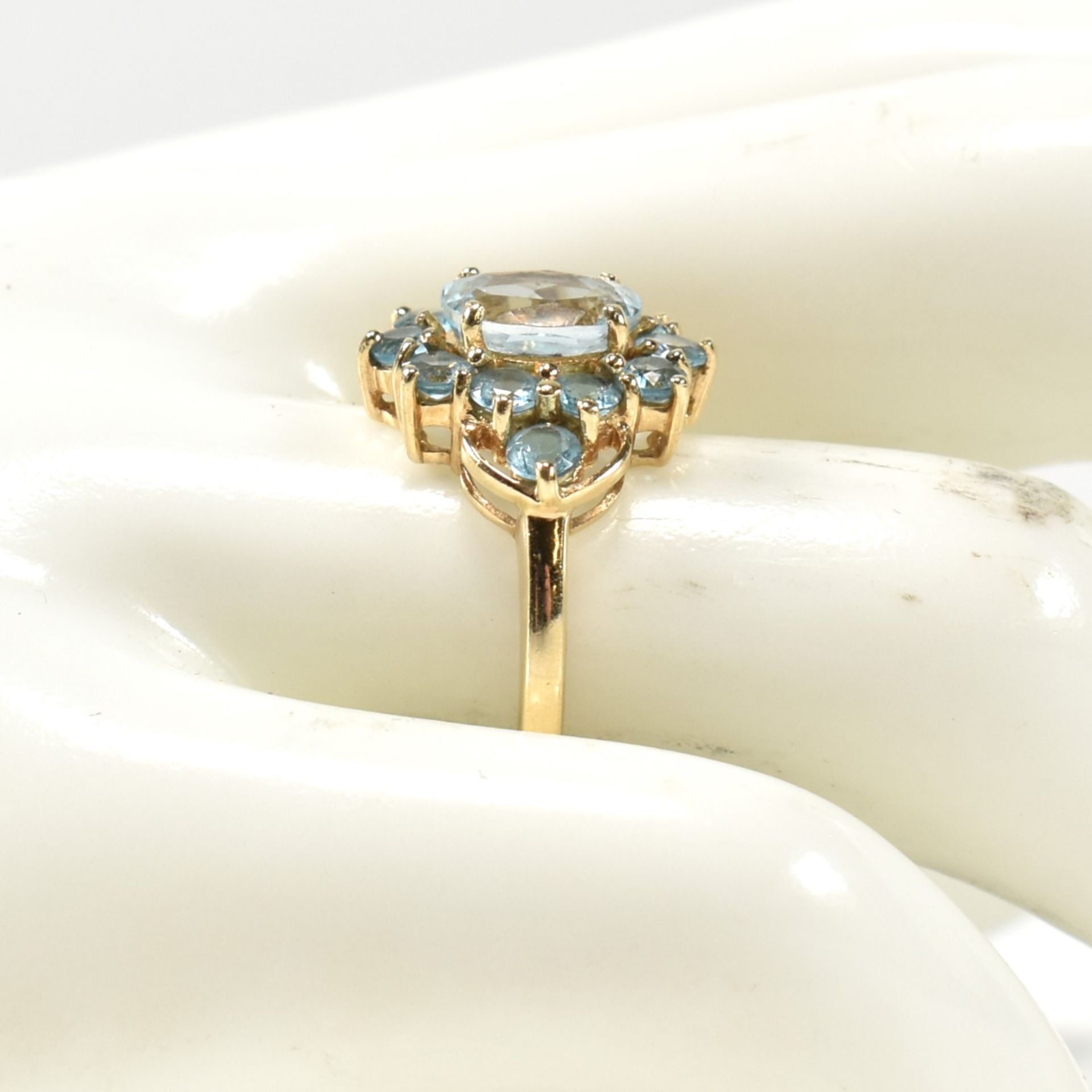 HALLMARKED 9CT GOLD & TOPAZ CLUSTER RING - Image 8 of 8