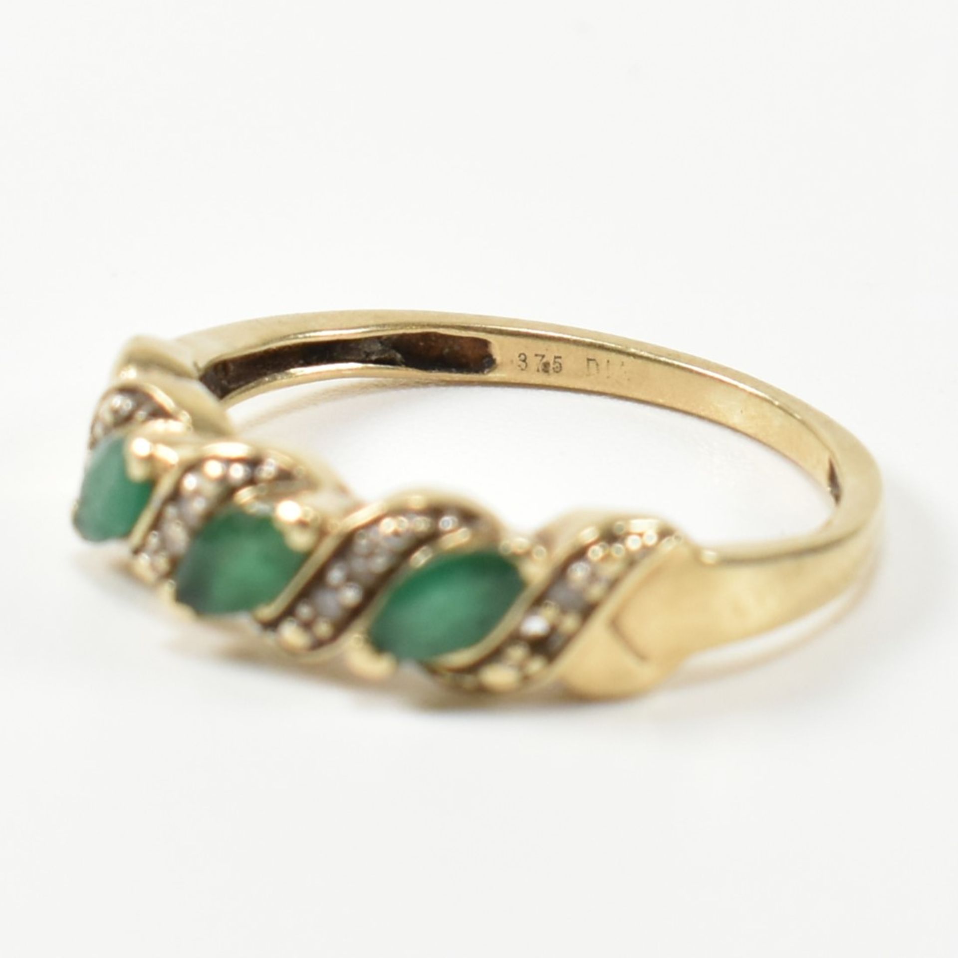 9CT GOLD DIAMOND & EMERALD TWIST BAND RING - Bild 8 aus 9