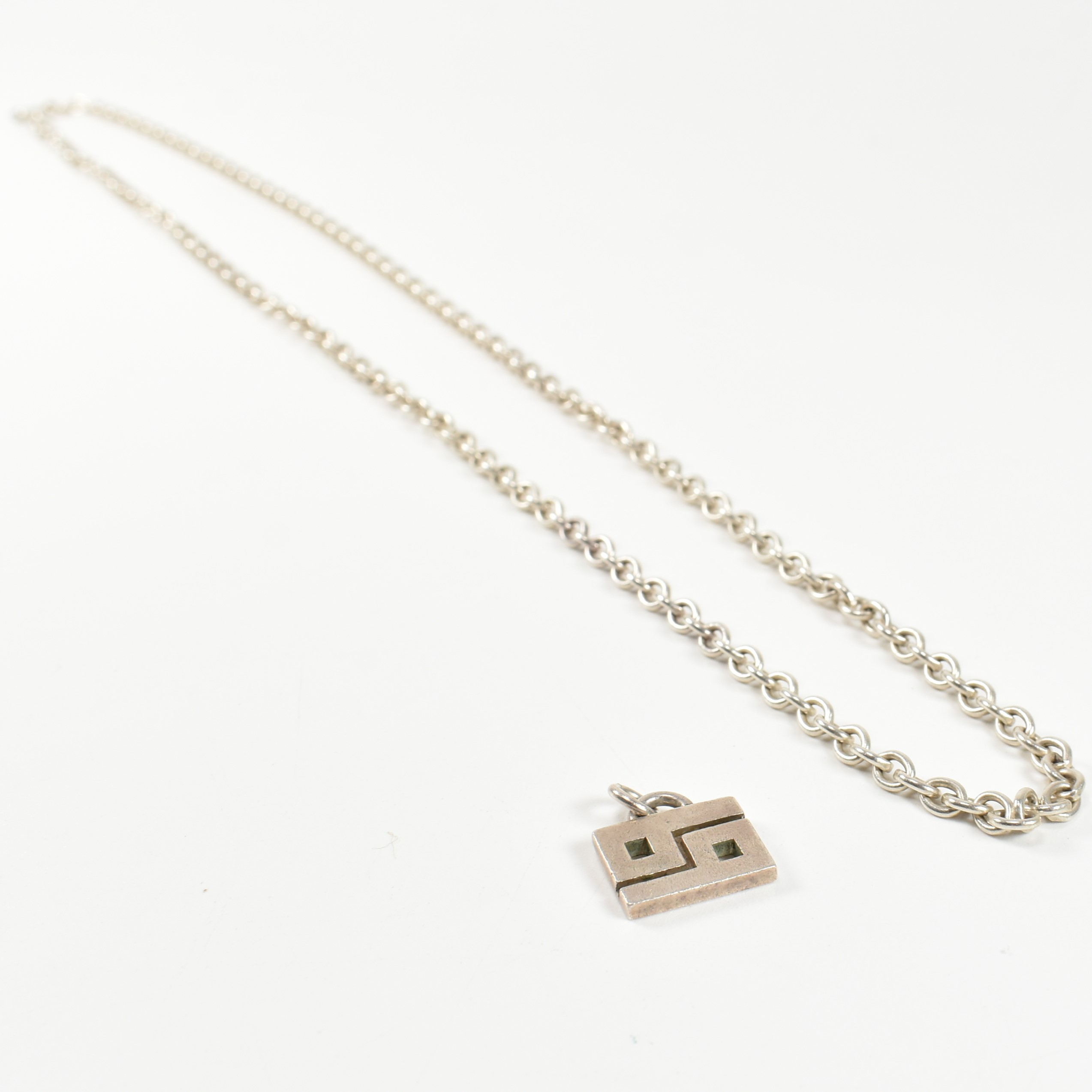 HALLMARKED SILVER GUCCI NECKLACE PENDANT & SILVER CHAIN NECKLACE