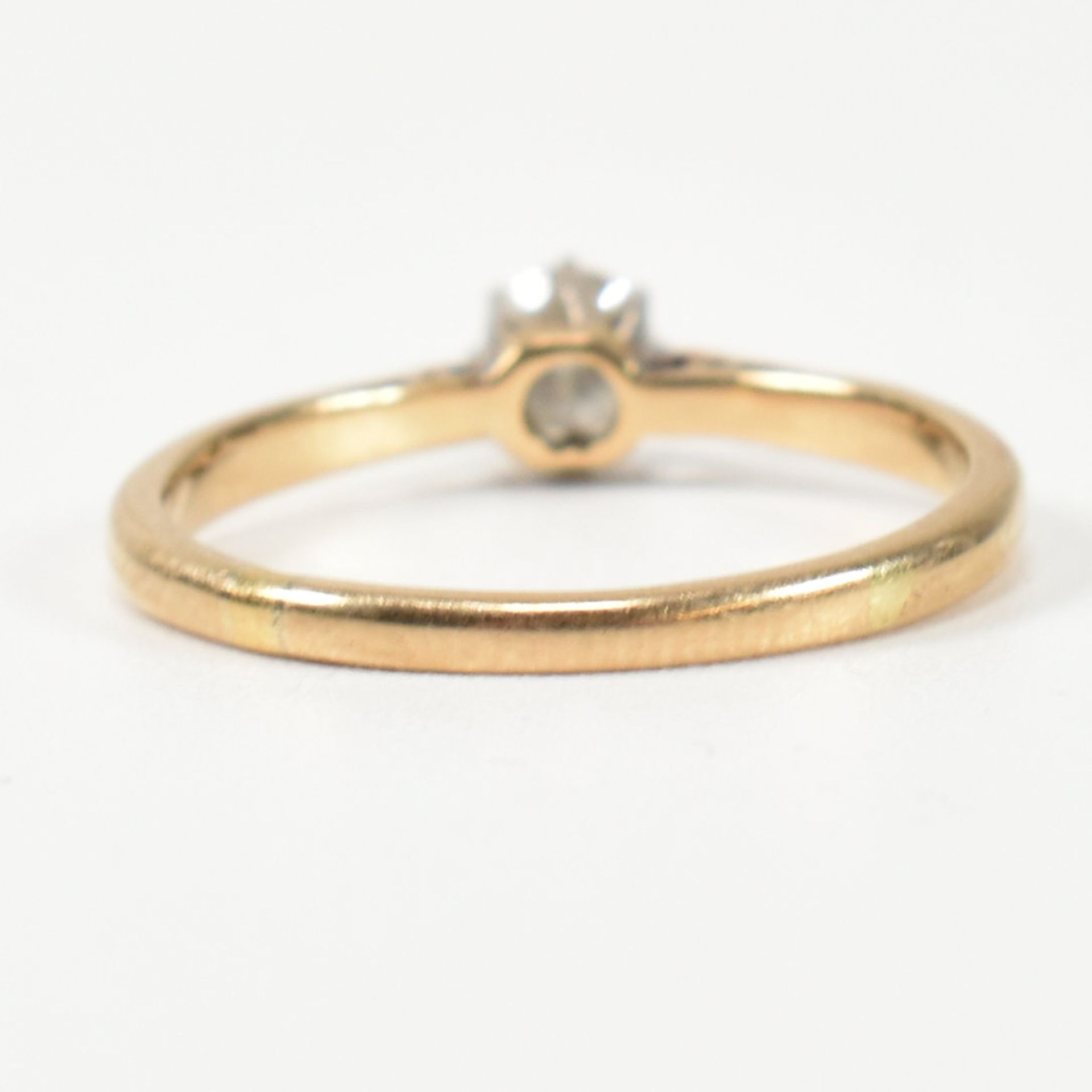 18CT GOLD & DIAMOND SOLITAIRE RING - Image 6 of 8