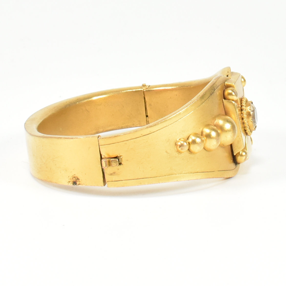 19TH CENTURY ETRUSCAN STYLE GILT HINGED BANGLE - Image 3 of 8