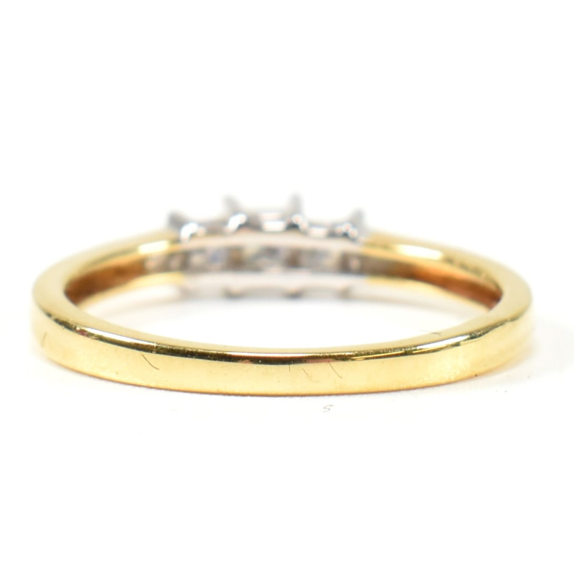 HALLMARKED 18CT GOLD & DIAMOND THREE STONE RING - Image 8 of 11