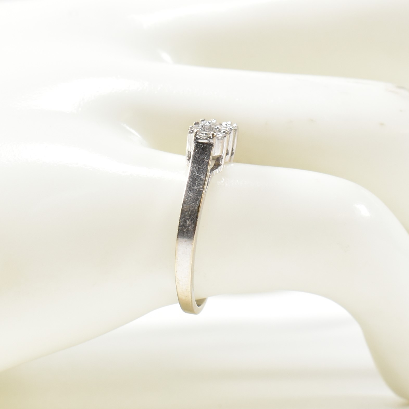 18CT WHITE GOLD & DIAMOND RING - Bild 8 aus 8