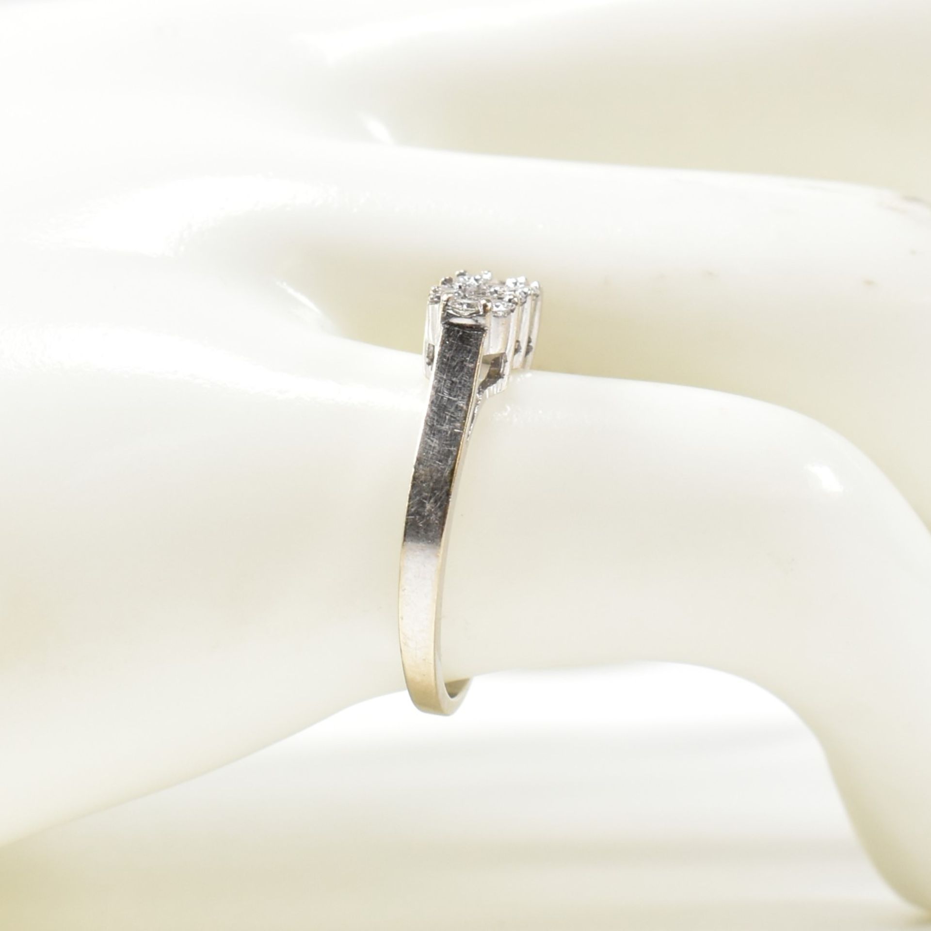 18CT WHITE GOLD & DIAMOND RING - Image 8 of 8