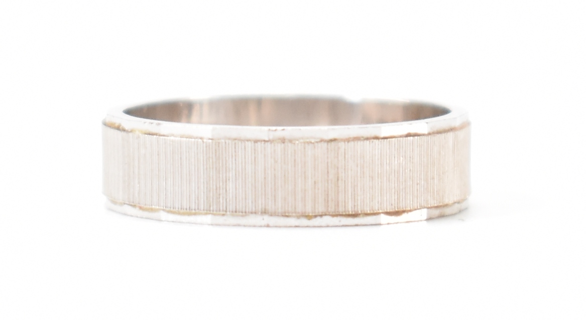 18CT WHITE GOLD TEXTURED BAND RING - Image 4 of 9