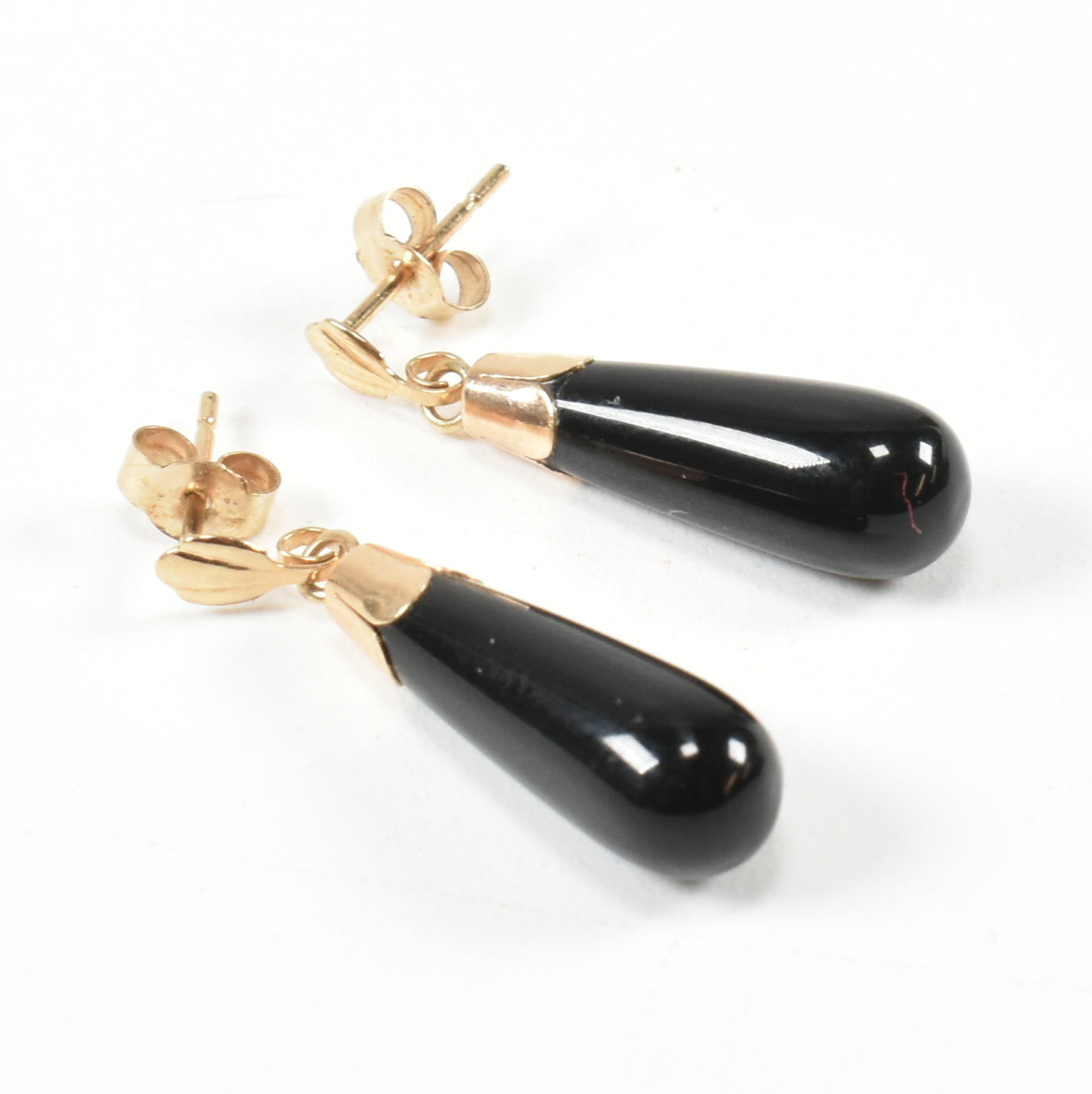 9CT GOLD & BLACK GLASS PENDANT EARRINGS - Image 3 of 4