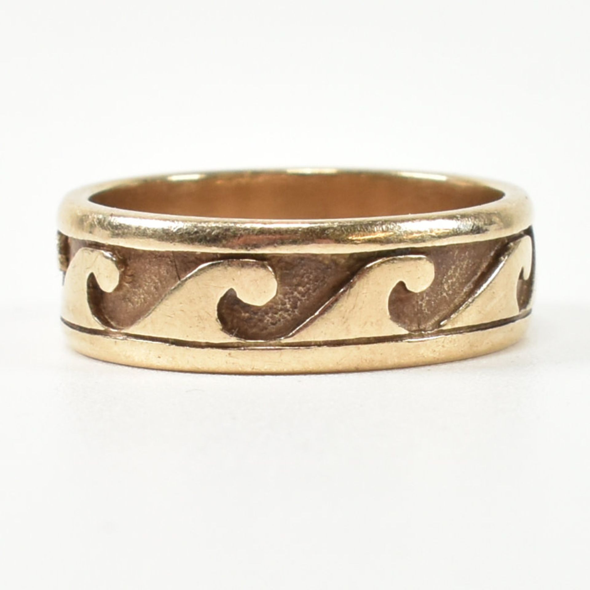 HALLMARKED 9CT GOLD WAVE DESIGN BAND RING - Image 2 of 5