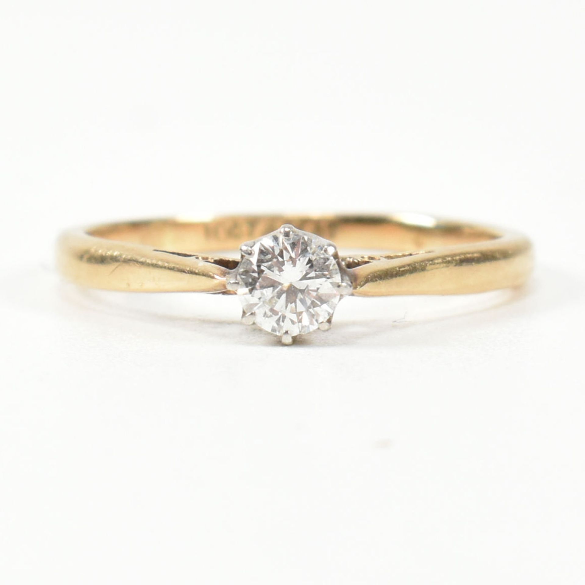 18CT GOLD & DIAMOND SOLITAIRE RING