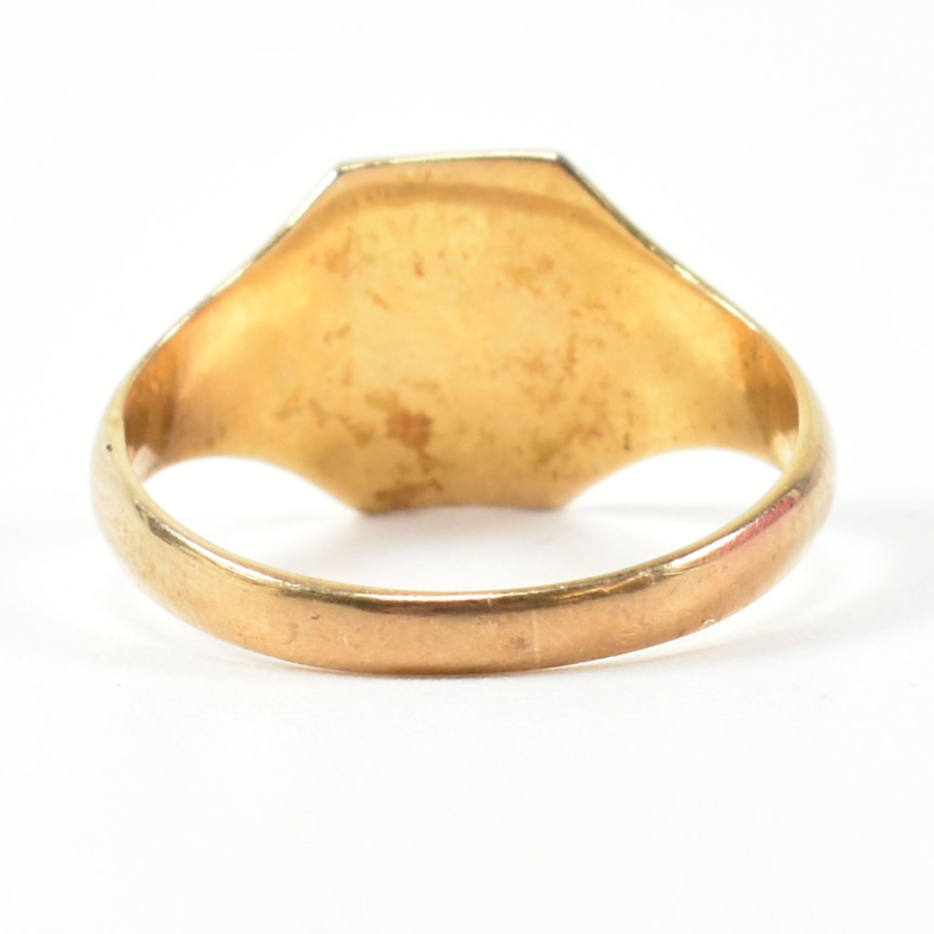 HALLMARKED 9CT GOLD ENGRAVED SIGNET RING - Image 4 of 8