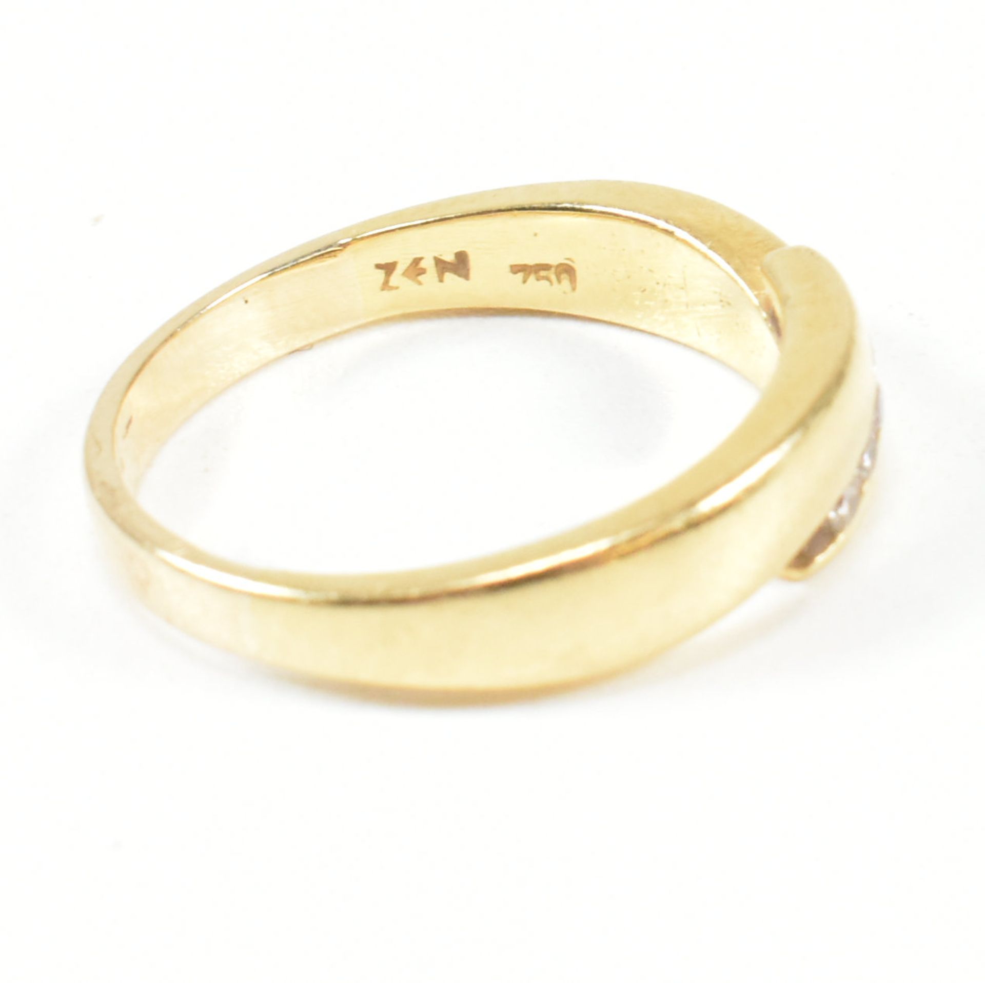 18CT GOLD & DIAMOND CROSSOVER BAND RING - Image 7 of 8