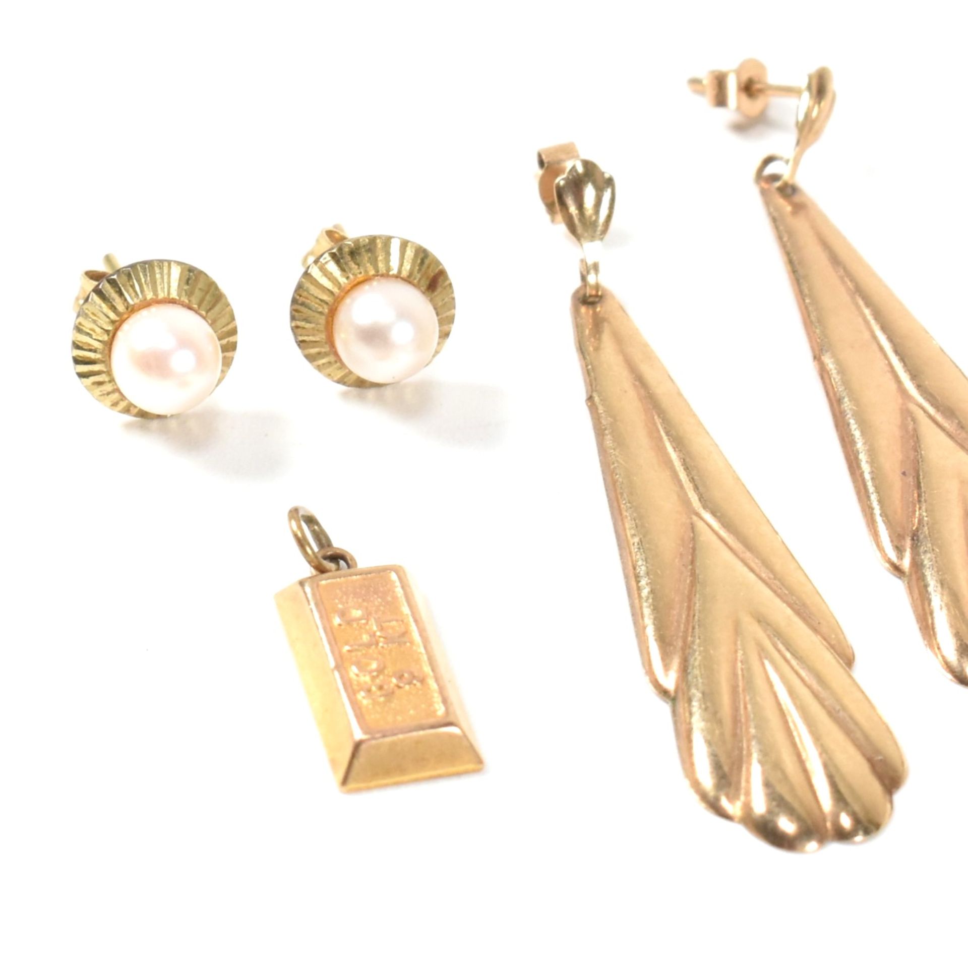 COLLECTION OF 9CT GOLD EARRINGS & NECKLACE PENDANT - Image 4 of 4