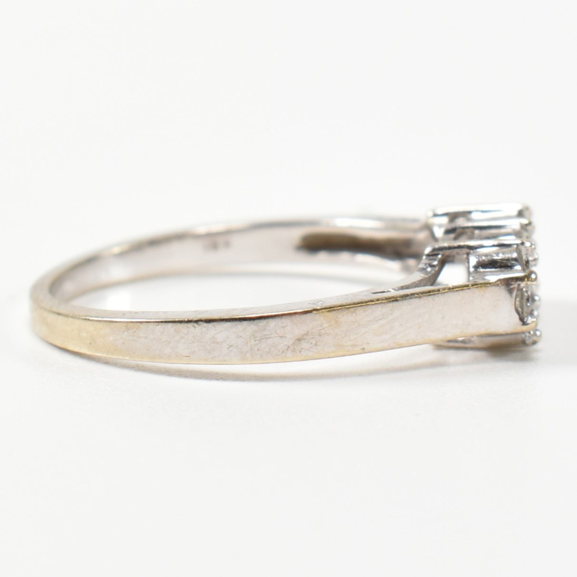 18CT WHITE GOLD & DIAMOND RING - Image 5 of 8