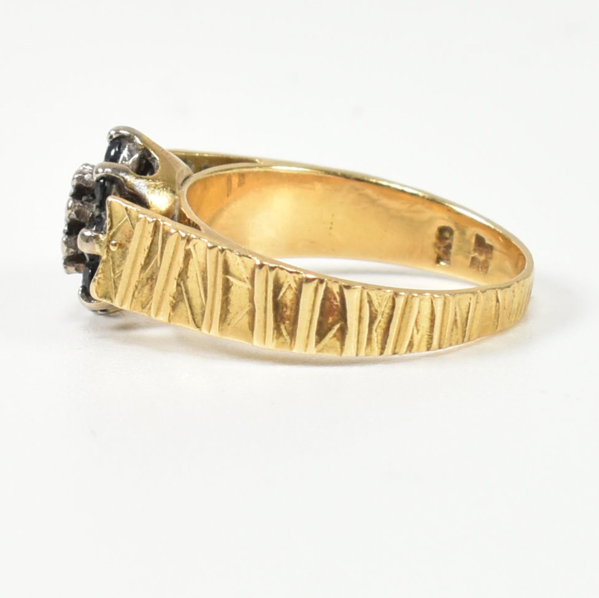 HALLMARKED 18CT GOLD DIAMOND & SAPPHIRE CLUSTER RING - Bild 3 aus 7