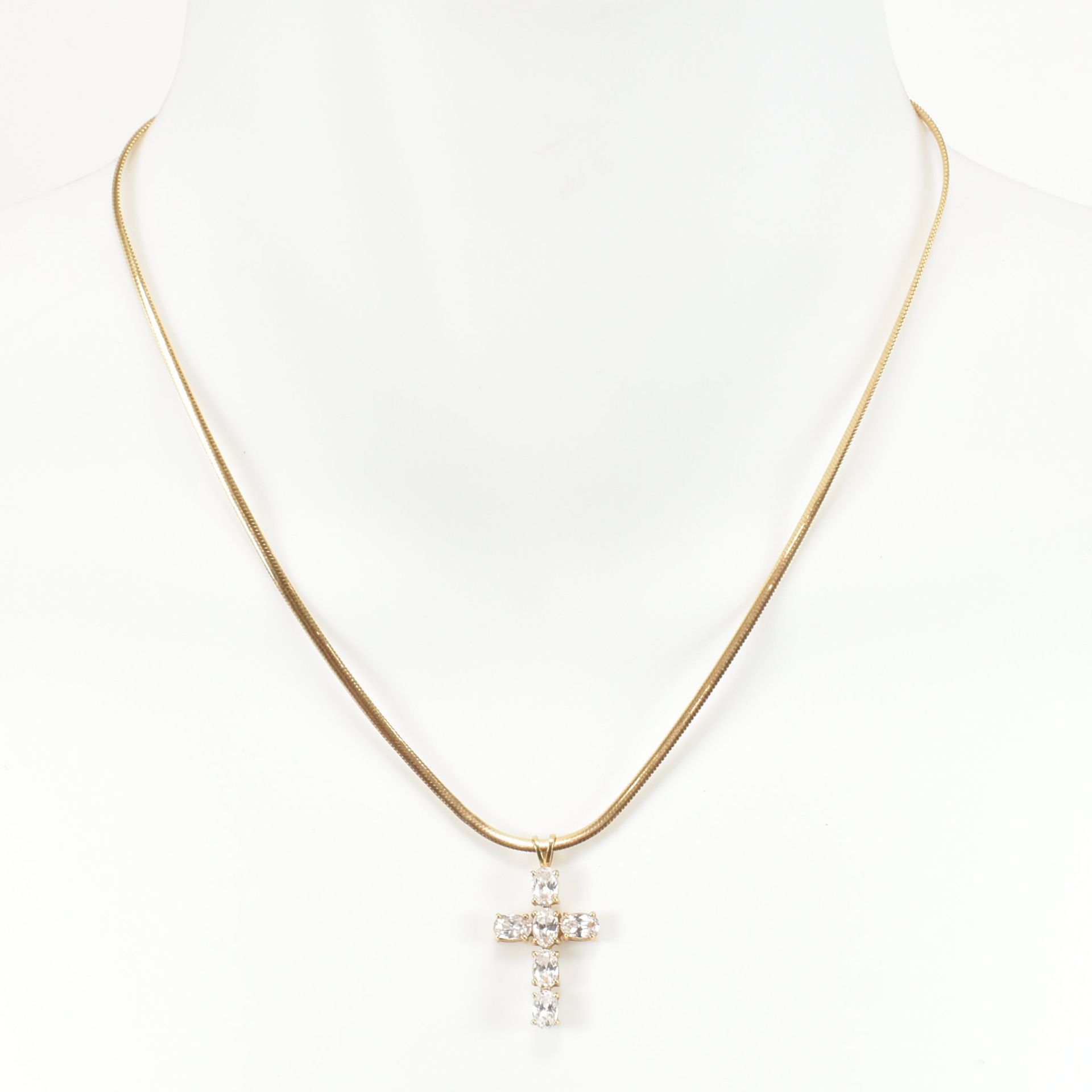 HALLMARKED 9CT GOLD & CZ CROSS PENDANT NECKLACE - Image 3 of 5