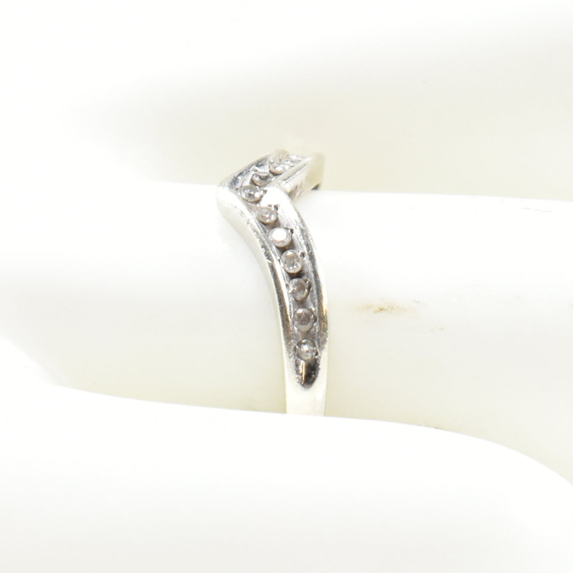 HALLMARKED 9CT WHITE GOLD & DIAMOND WISHBONE RING - Image 9 of 10