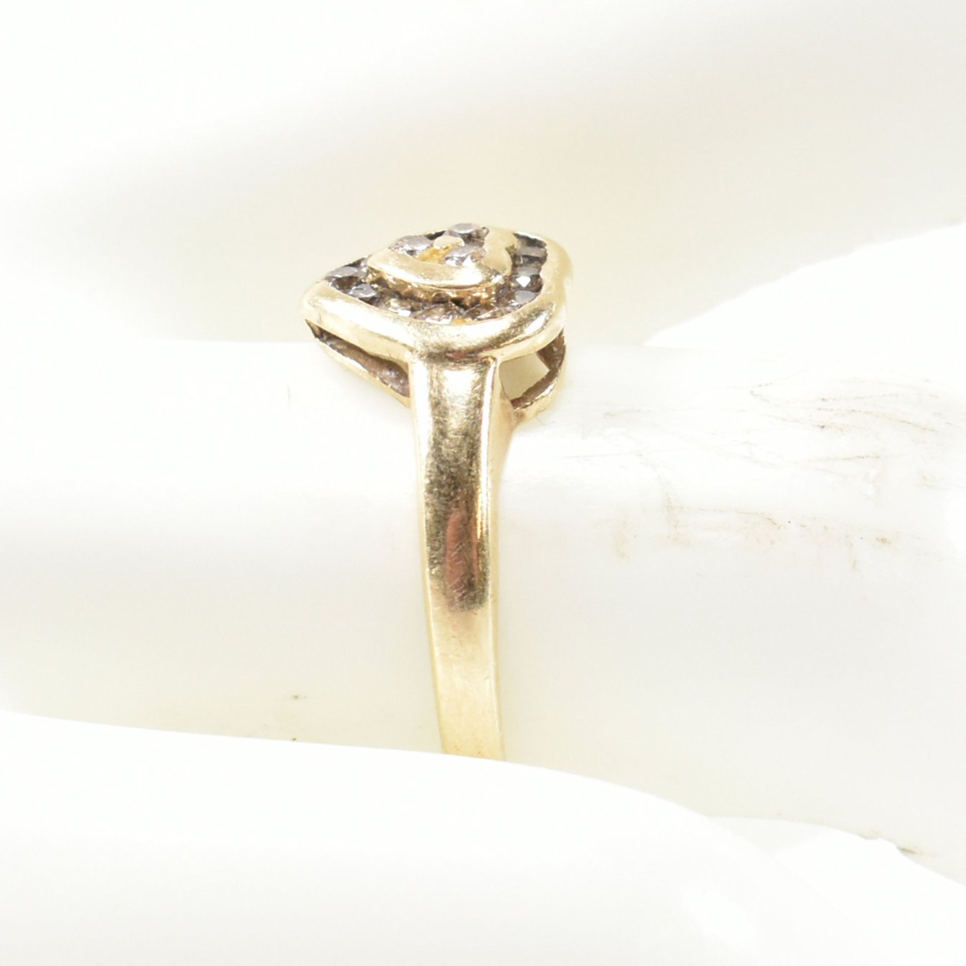 HALLMARKED 9CT GOLD & DIAMOND HEART CLUSTER RING - Image 8 of 9