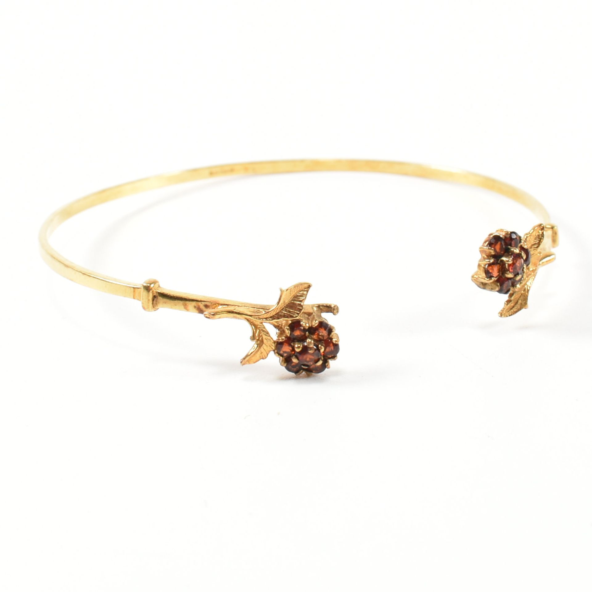 HALLMARKED 9CT GOLD & GARNET FLOWER CLUSTER TORQUE BANGLE - Image 3 of 8