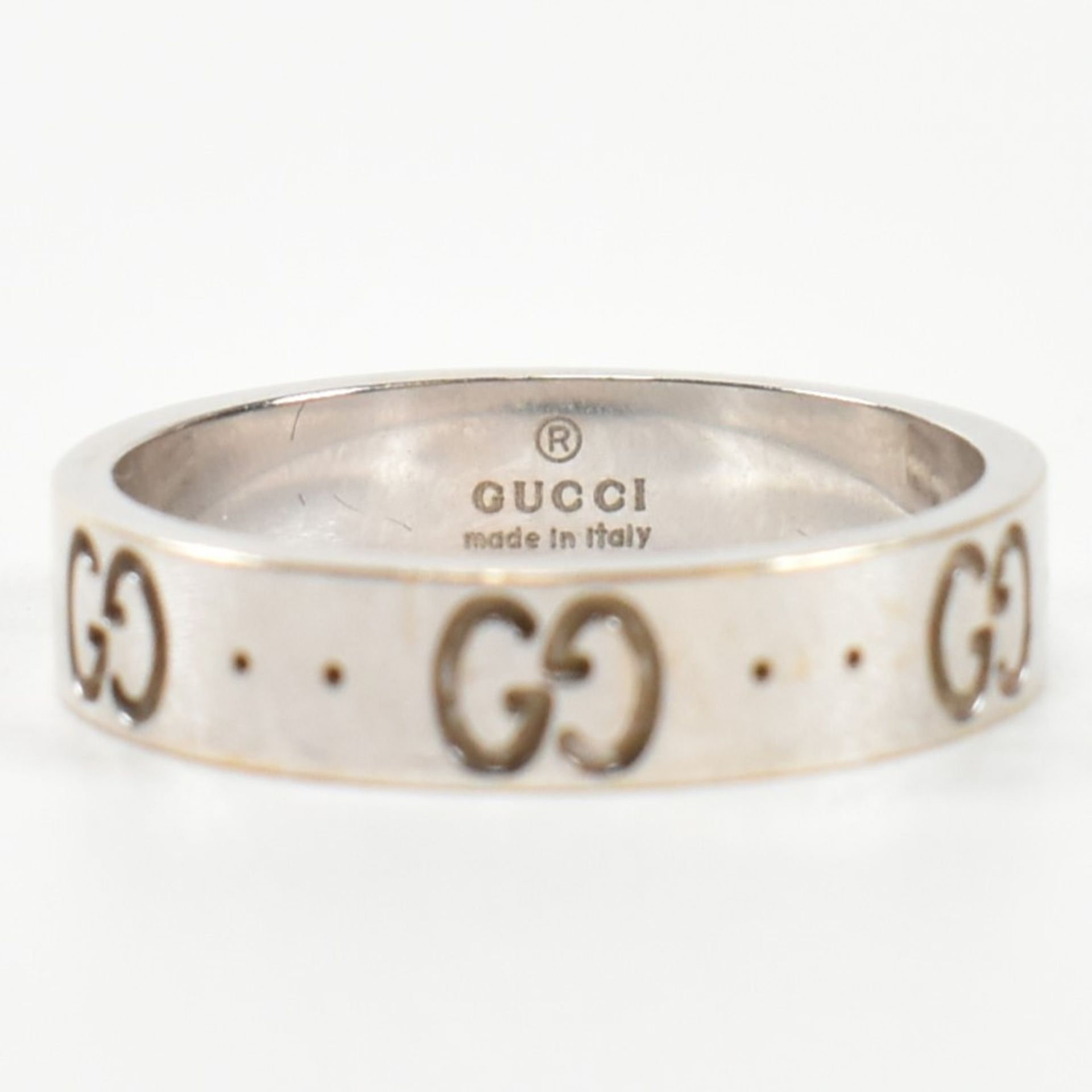 HALLMARKED 18CT WHITE GOLD GUCCI ICON BAND RING - Image 3 of 8