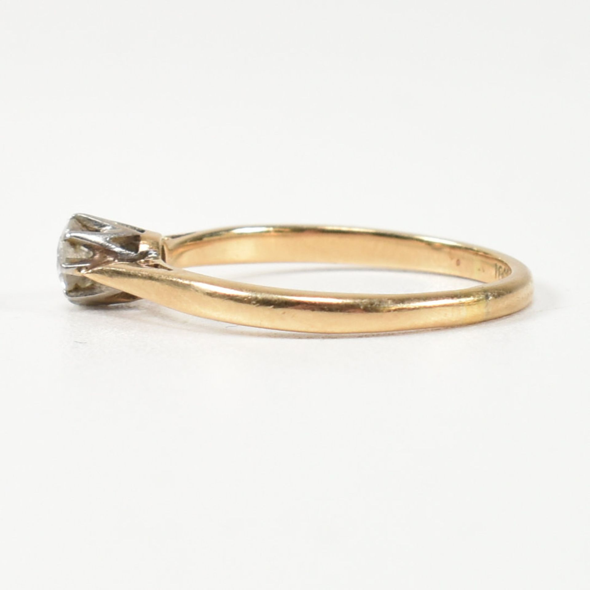 18CT GOLD & DIAMOND SOLITAIRE RING - Image 4 of 8