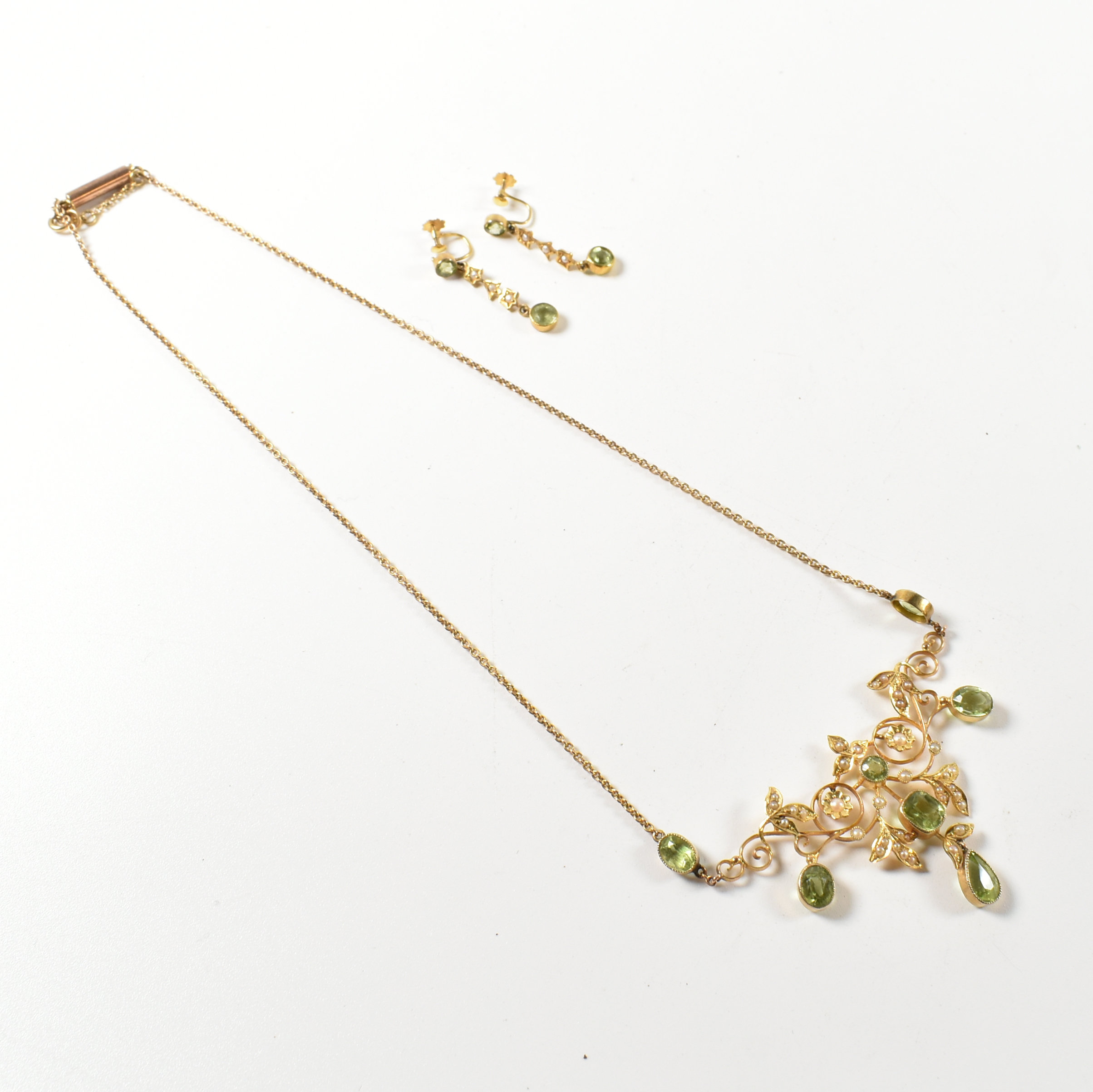 EDWARDIAN 9CT GOLD PERIDOT & PEARL NECKLACE & EARRING SUITE - Image 2 of 5