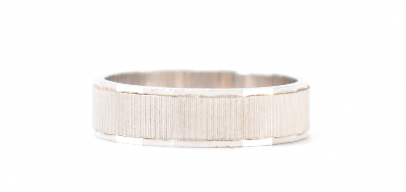 18CT WHITE GOLD TEXTURED BAND RING - Image 2 of 9