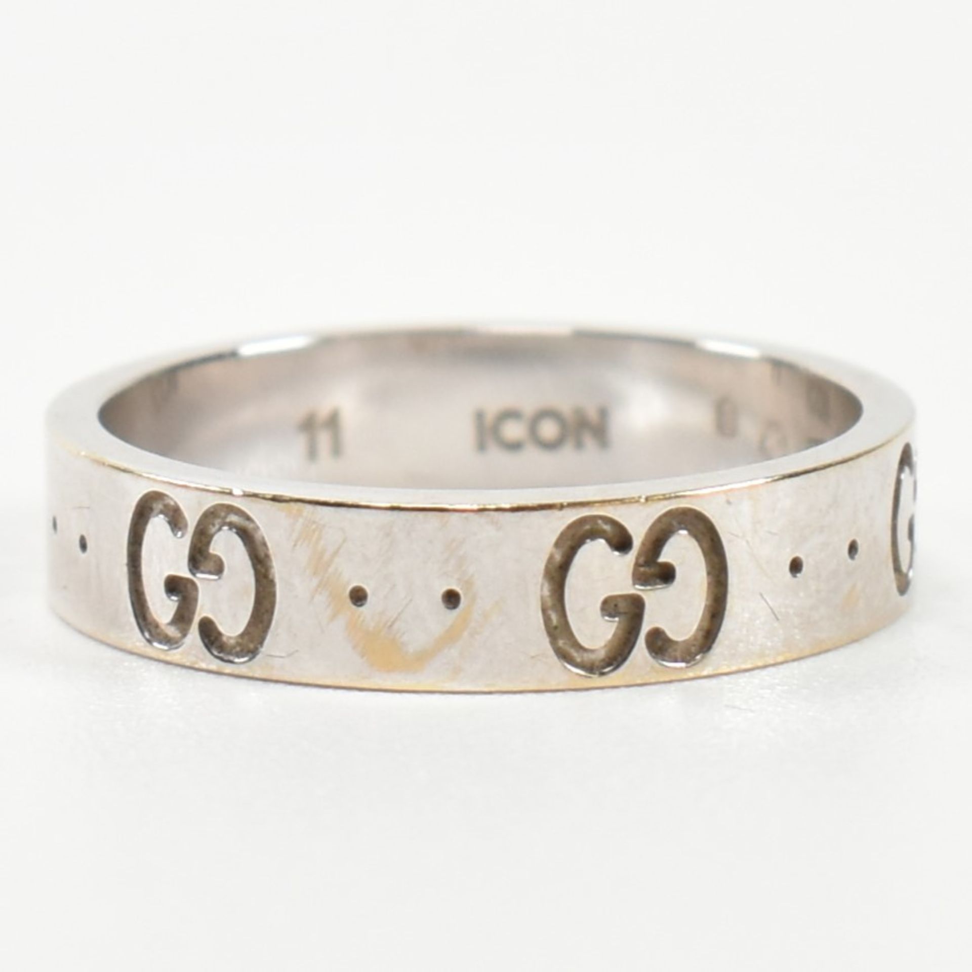 HALLMARKED 18CT WHITE GOLD GUCCI ICON BAND RING - Image 4 of 8