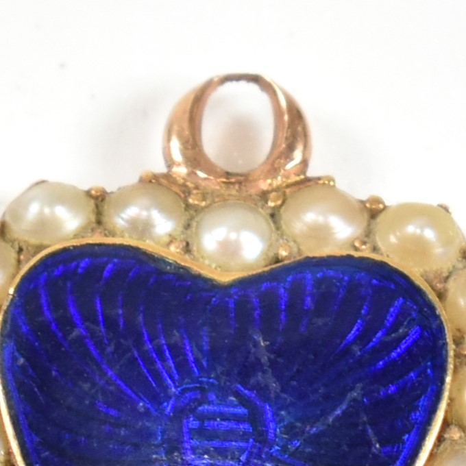 LATE GEORGIAN/EARLY VICTORIAN 18CT GOLD GUILLOCHE ENAMEL & PEARL HEART PENDANT - Image 3 of 3