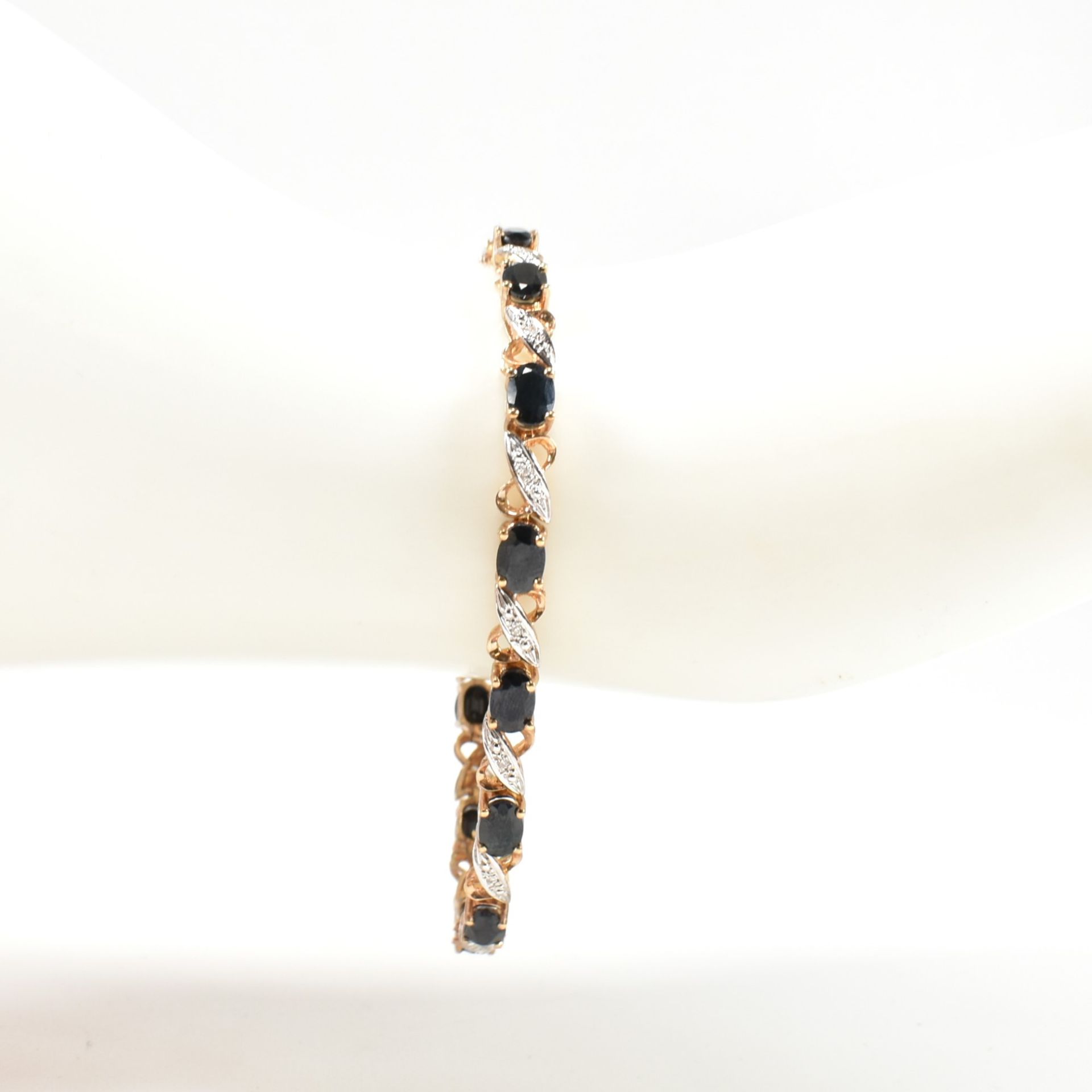 9CT GOLD, SAPPHIRE & DIAMOND LINE BRACELET - Bild 10 aus 10