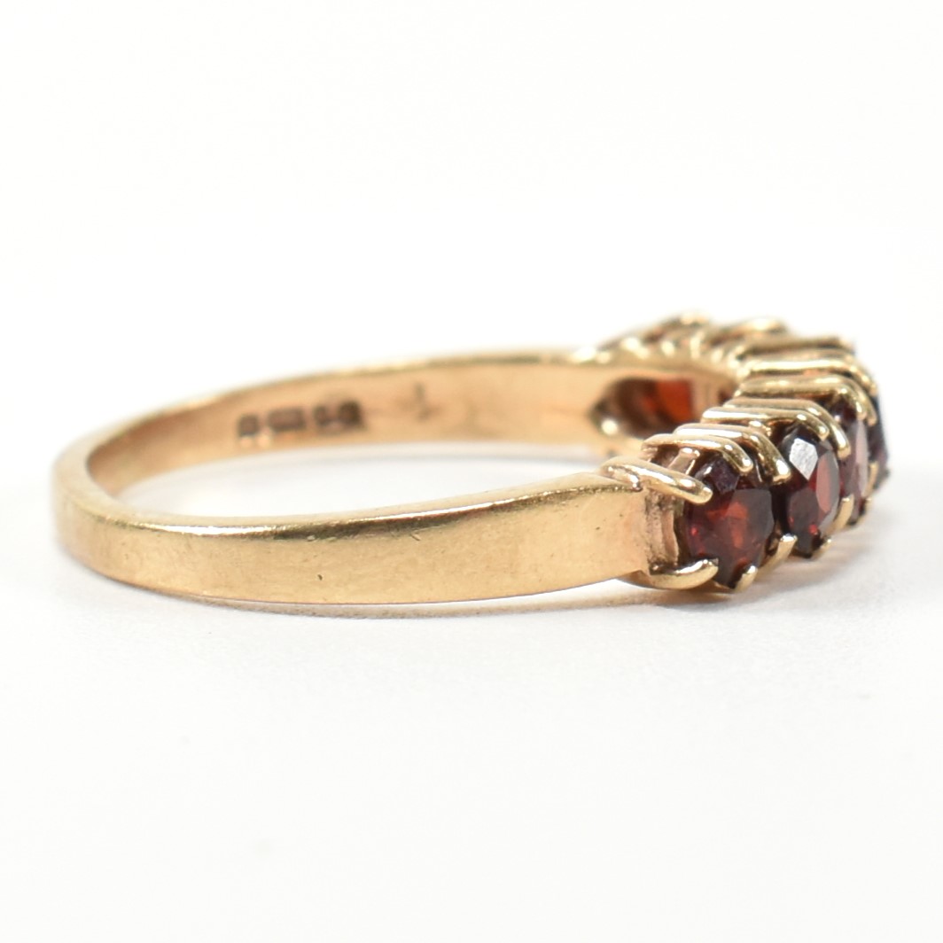 HALLMARKED 9CT GOLD & GARNET SEVEN STONE HALF HOOP RING - Image 4 of 10