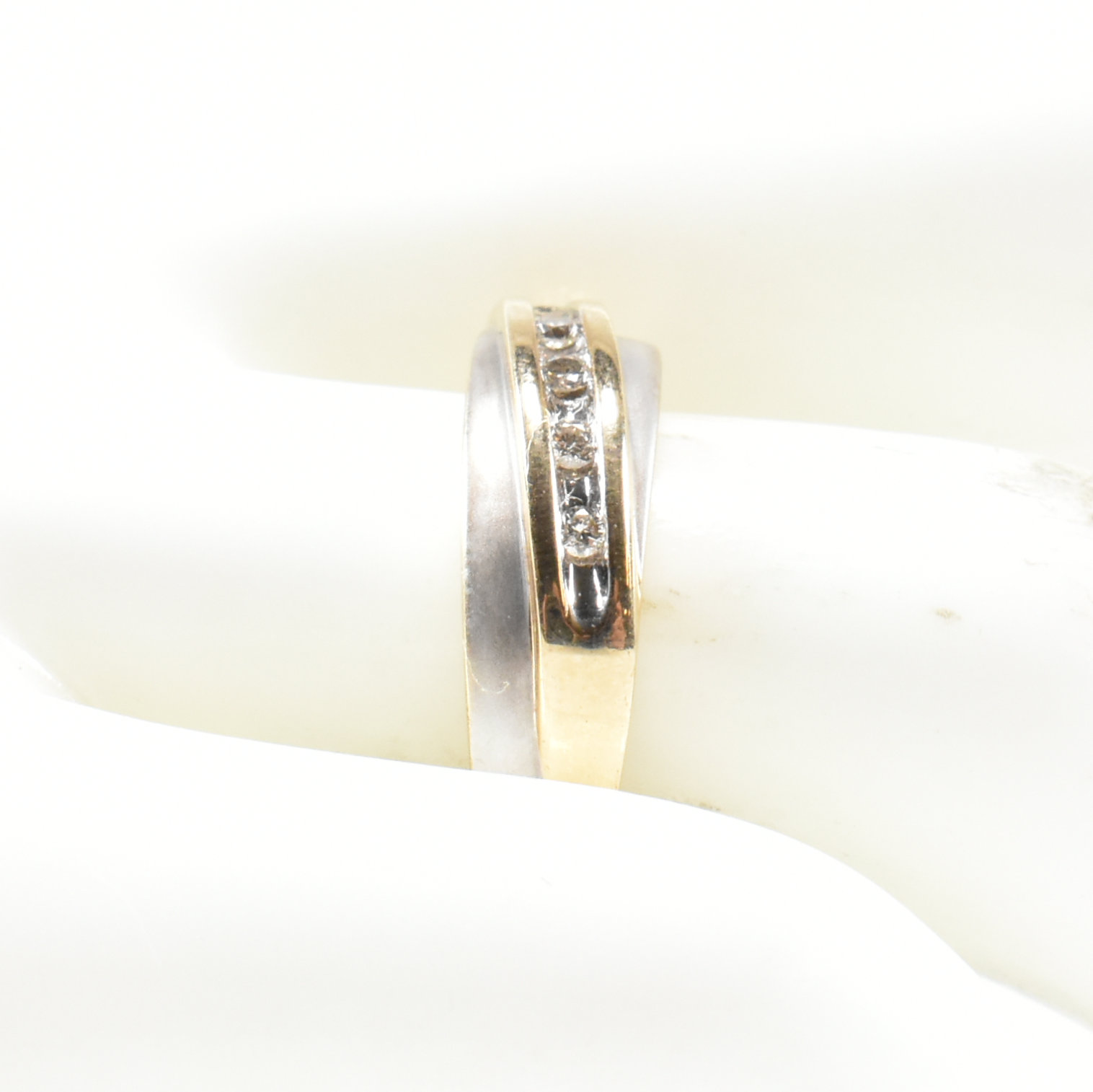 HALLMARKED 9CT GOLD & DIAMOND TWO TONE BAND RING - Image 8 of 9