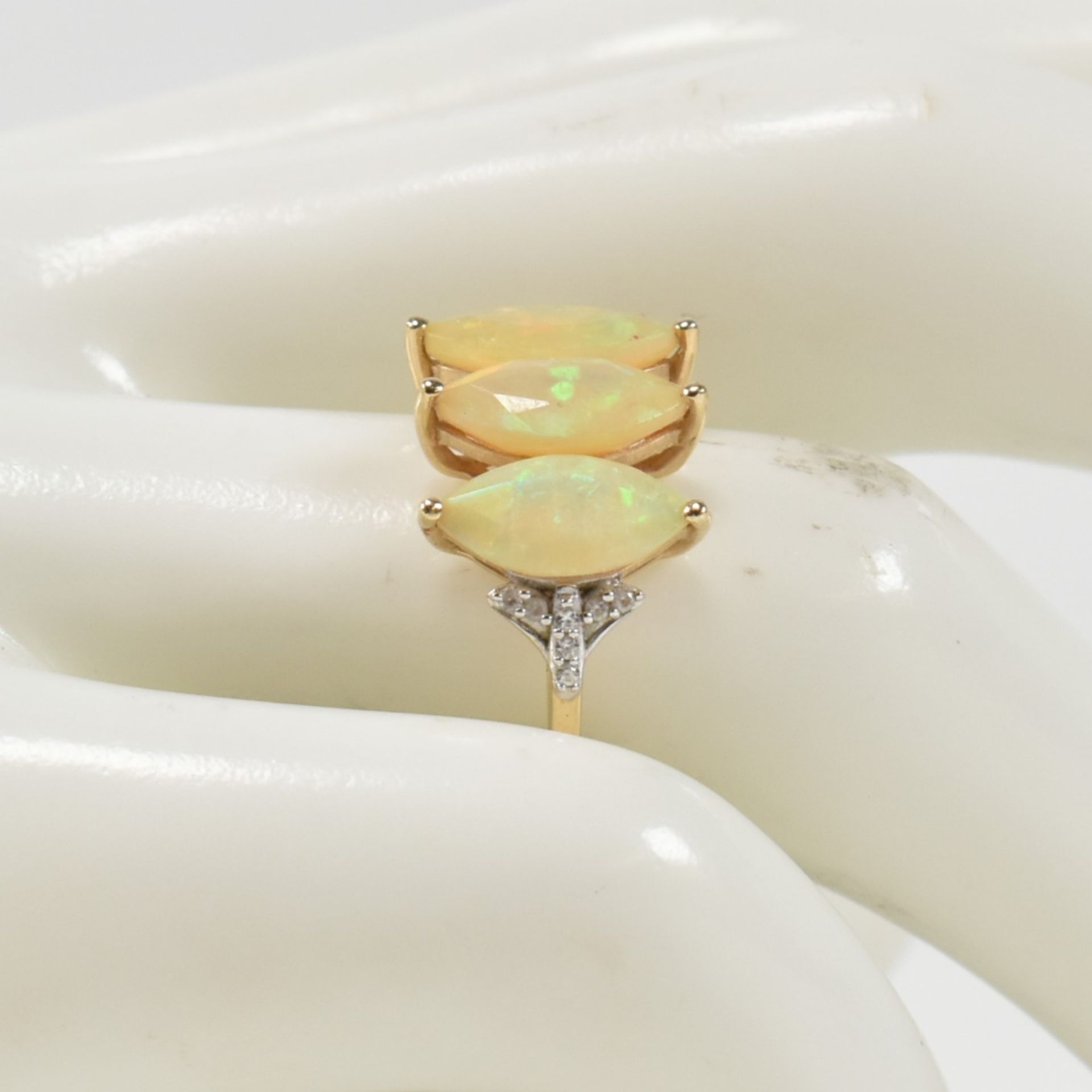 HALLMARKED 9CT GOLD & OPAL THREE STONE RING - Image 9 of 9